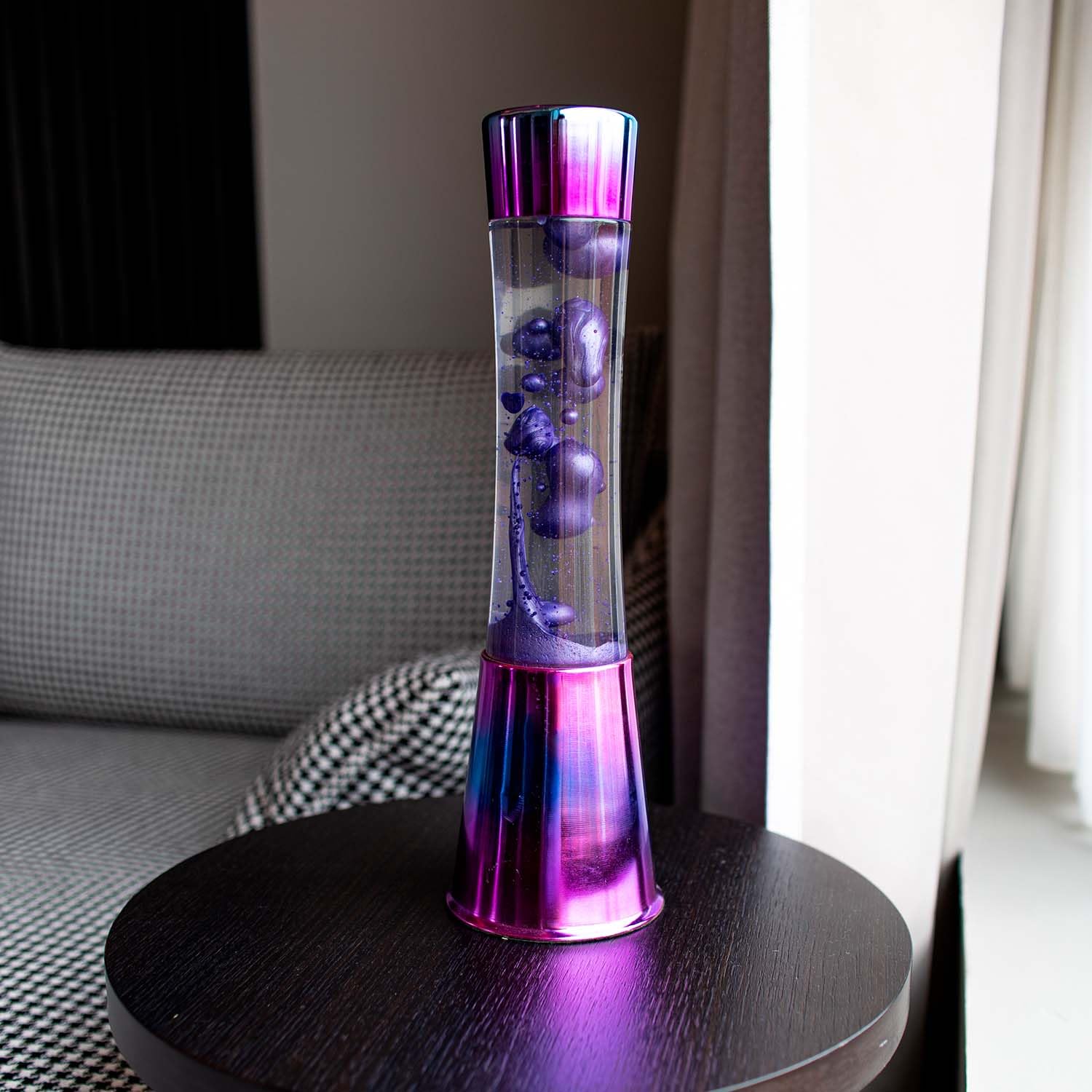 Fisura - Lámpara de lava iridiscente. Base iridiscente, líquido transparente y lava morado metálico. Lámpara efecto relajante. Con bombilla de repuesto. 11 cm x 11cm x 39,5 cm.