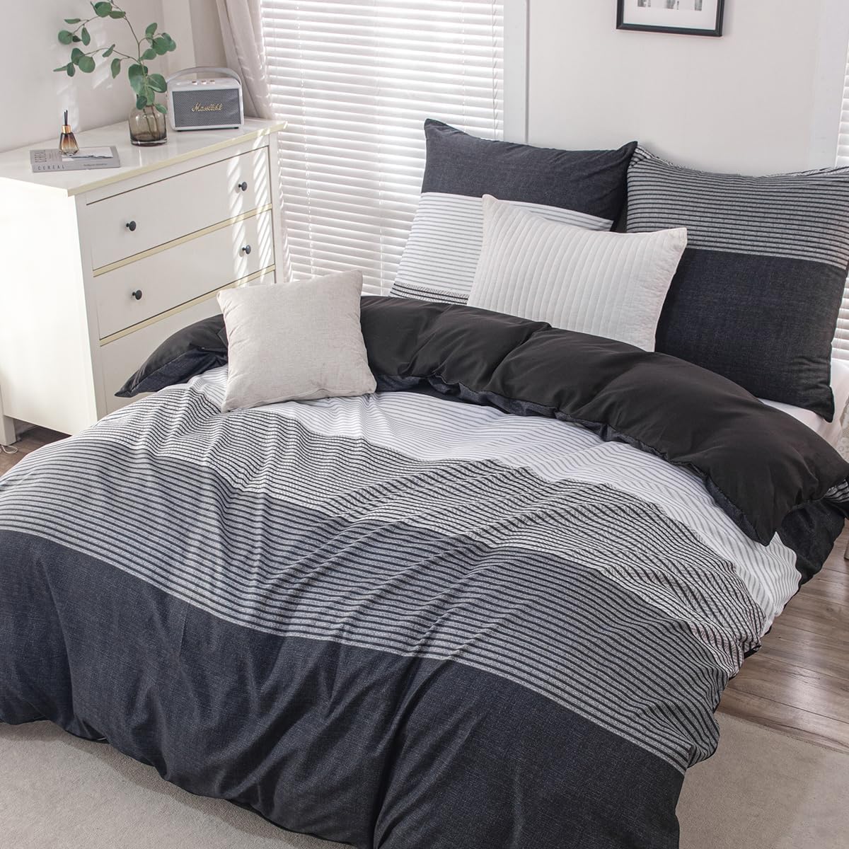 Bed Linen 200 x 200 cm, Black, Bed Linen Sets with Striped Pattern, Microfibre Duvet Cover 200 x 200 cm, 3-Piece Non-Iron & Soft, 1 Reversible Bed Linen and 2 Pillowcases 80 x 80 cm with Zip