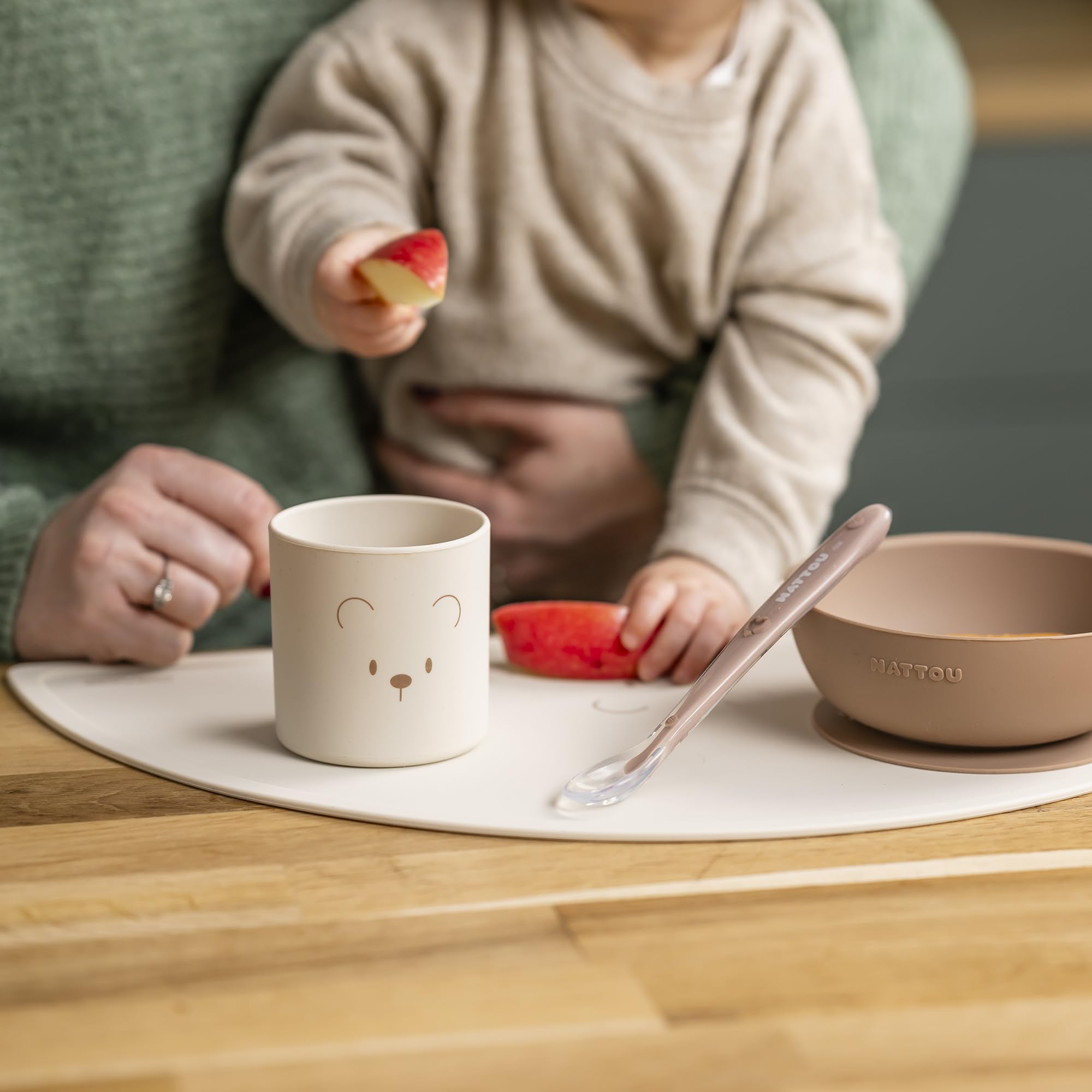 Nattou Stoviglie in Silicone per Bambini, 4 Pezzi, 1 Cucchiaio, 1 Ciotola con Coperchio, 1 Bicchiere, 1 Tovaglietta, Senza BPA, Silicone, Naturale