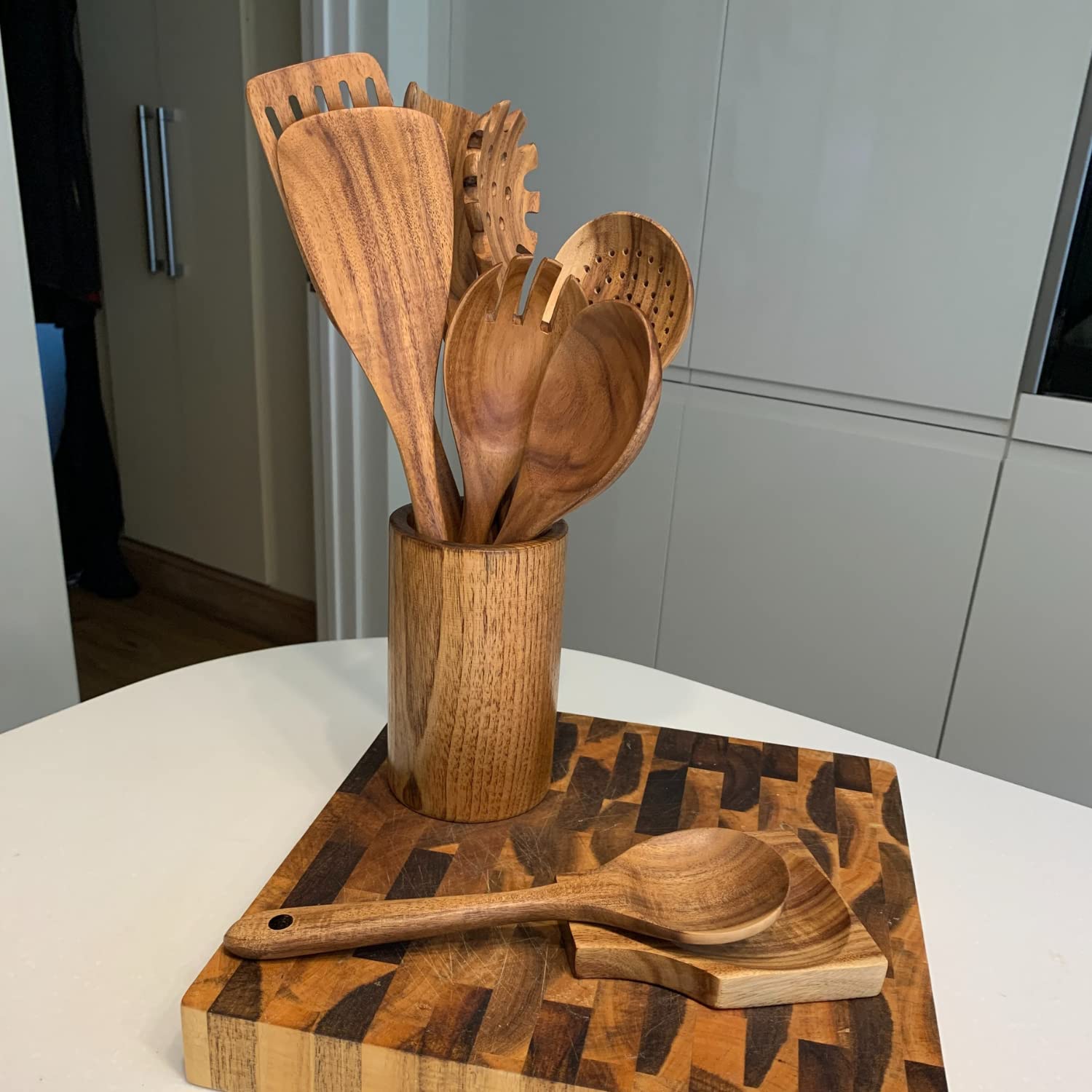 Küchenutensilien Set, Holzhalter, Löffelablage und Haken, 100% natürliches Teakholz Holz Küchenhelfer Set zum Kochen mit Spatel, Löffeln und Schöpfkelle in einem Stoffbeutel (19 Stück)