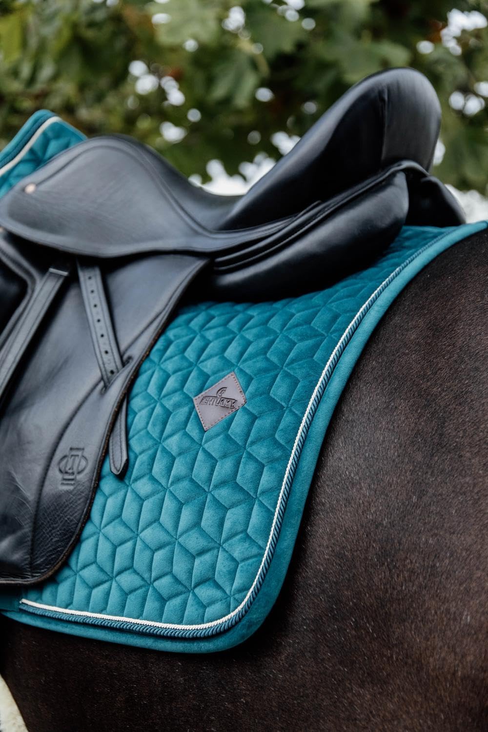 Kentucky Horsewear Tapis de selle en velours Vert moyen Forme de dressage avec double cordon Respirant Lavable en machine
