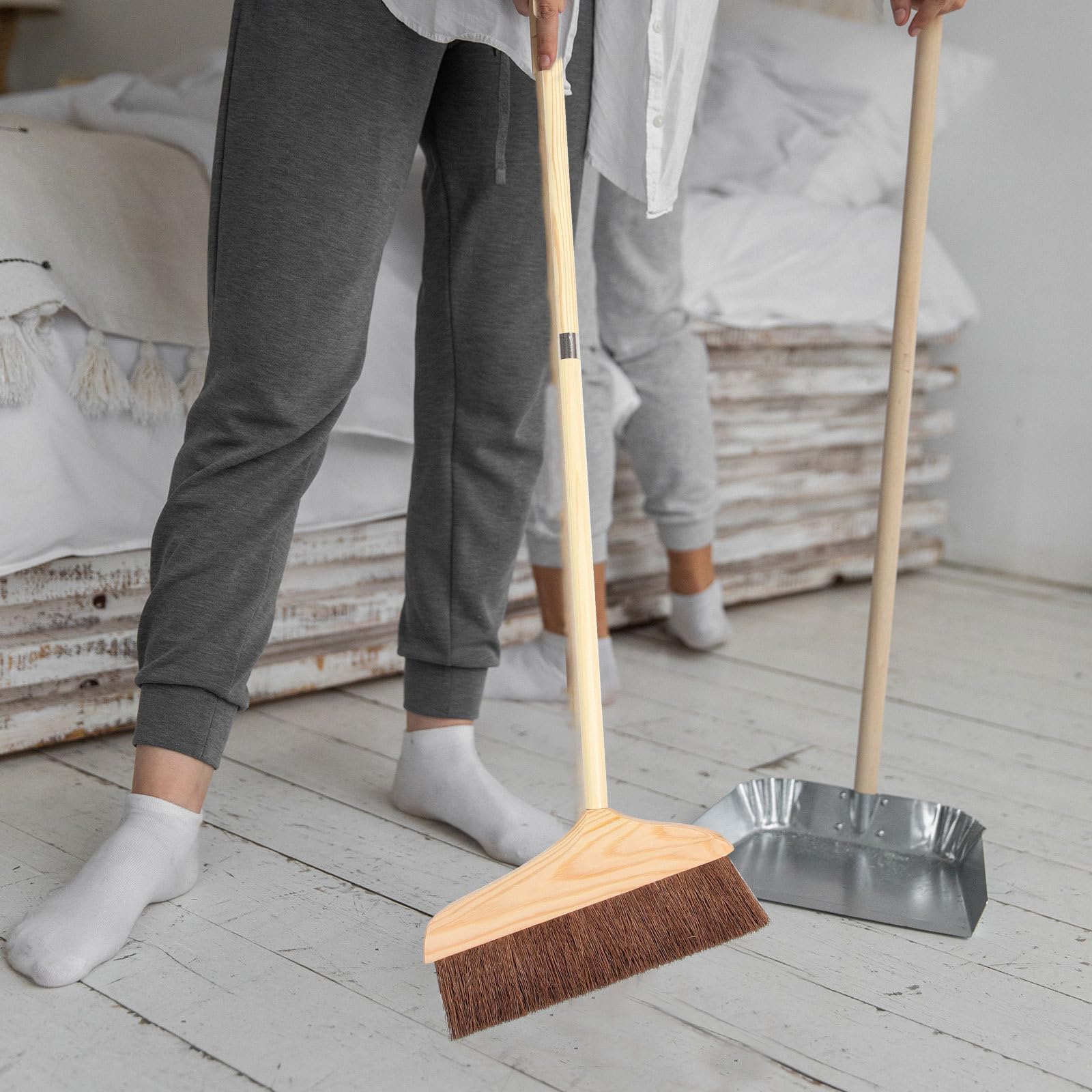 Yardwe Scopa in Legno e Fibra di Palma Manico per Pulizia Pavimenti, Lato Piatto Stabile e Foro Creativo per Appendere, per Uso Domestico