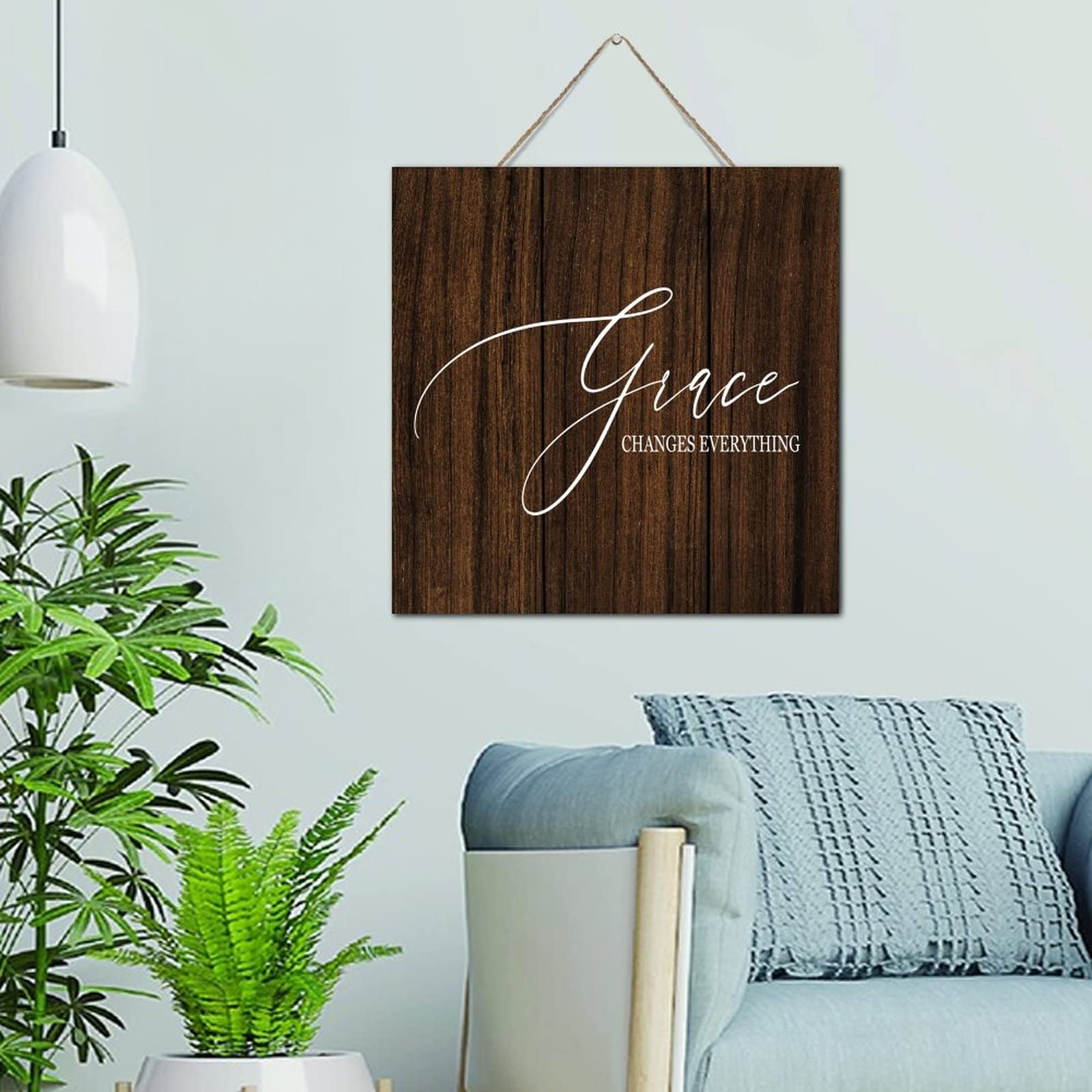 Décoration d'intérieur salon avec la plaque vintage Grace Changes Everything en bois