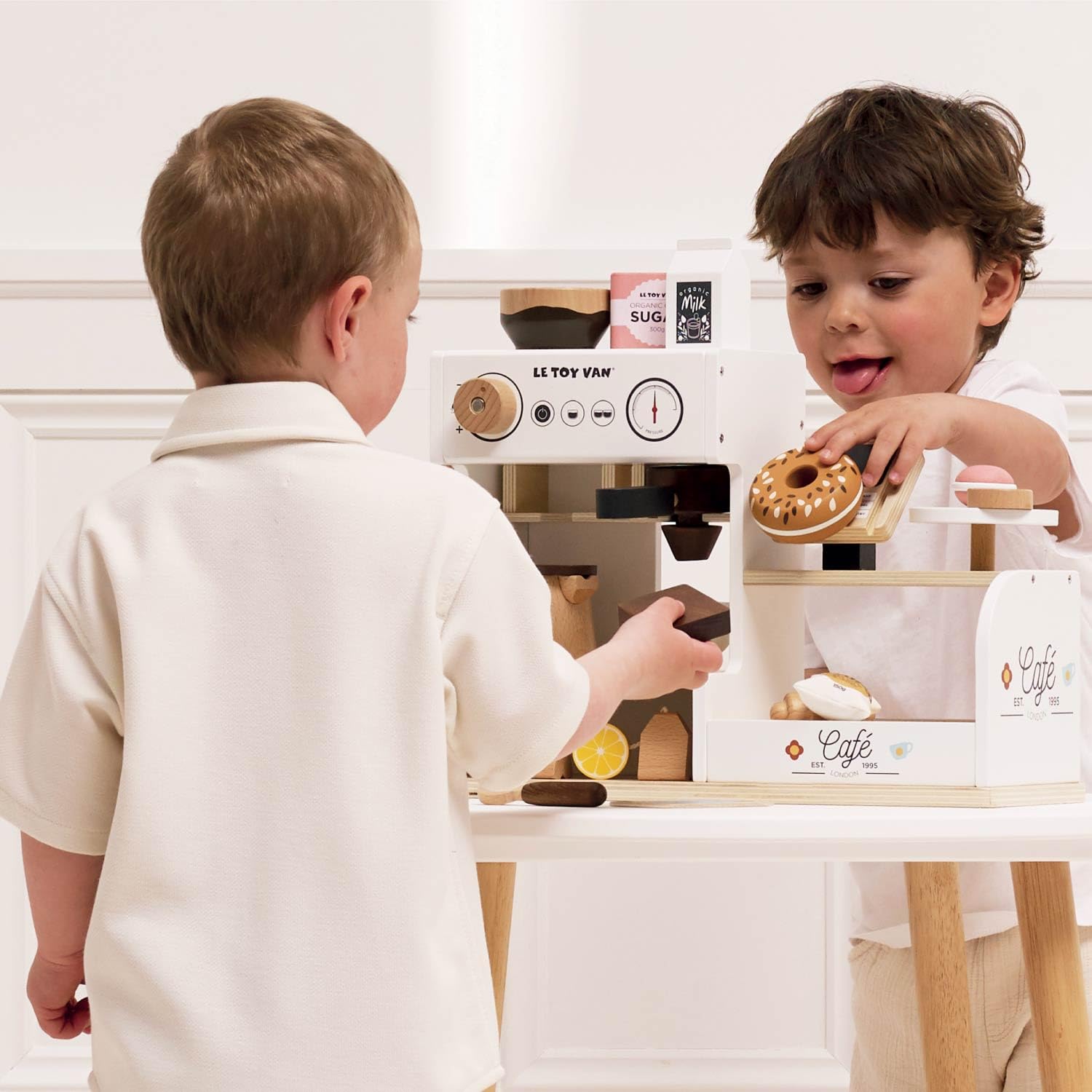 Petit Jour Machine à Café Barista en Bois FSC, Set de Jeu pour Enfants 3+, 40,7 x 15 x 31,5 cm, avec Accessoires de Coffee Shop, Caisse et Gourmandises