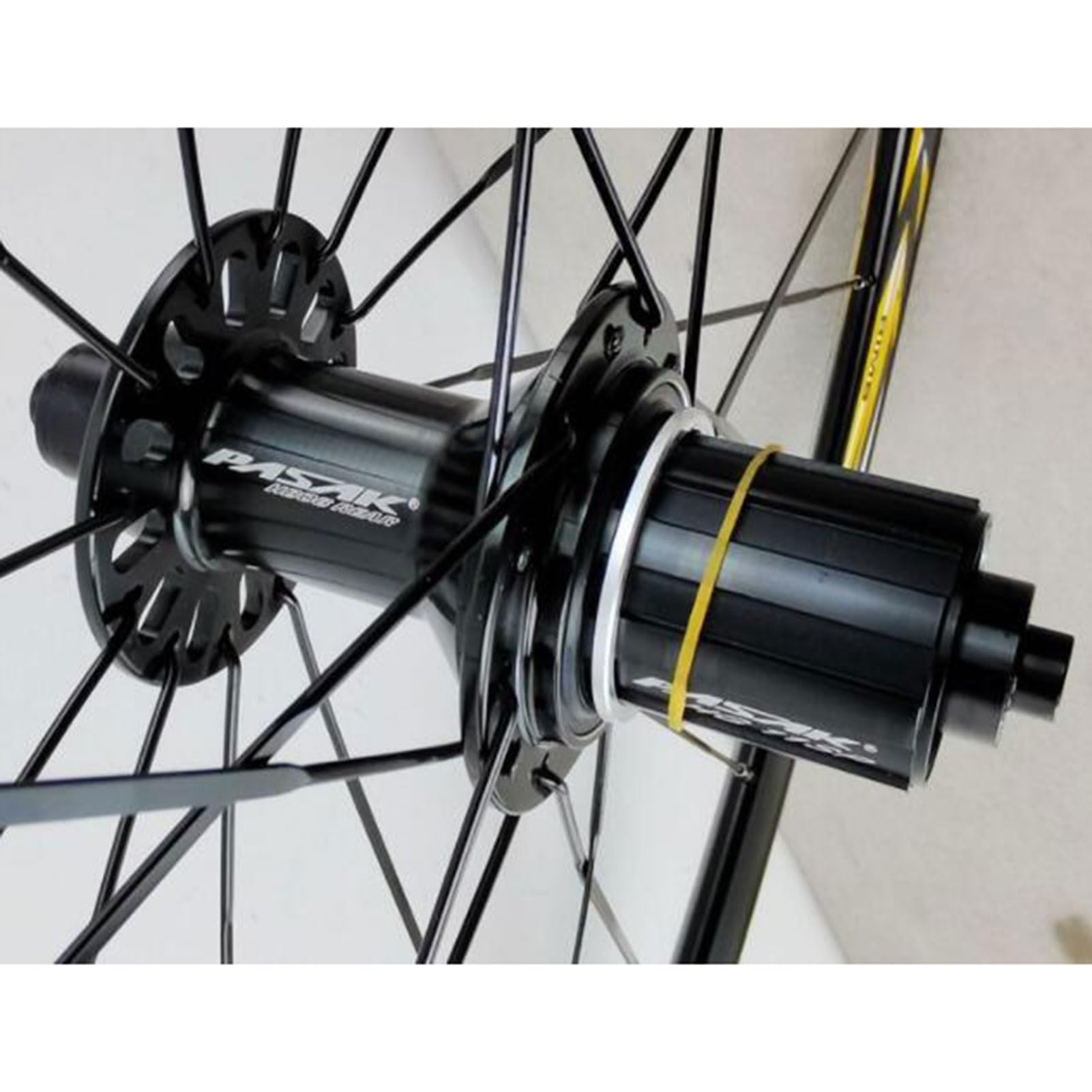 Zestaw kół do roweru szosowego ze stopu aluminium, hamulec C V 700C podwójne felgi ścienne 20/24 otwory płaska szprycha 8-12 prędkości szybkie zwalnianie zestaw kół (kolor: czarno-czerwony, rozmiar