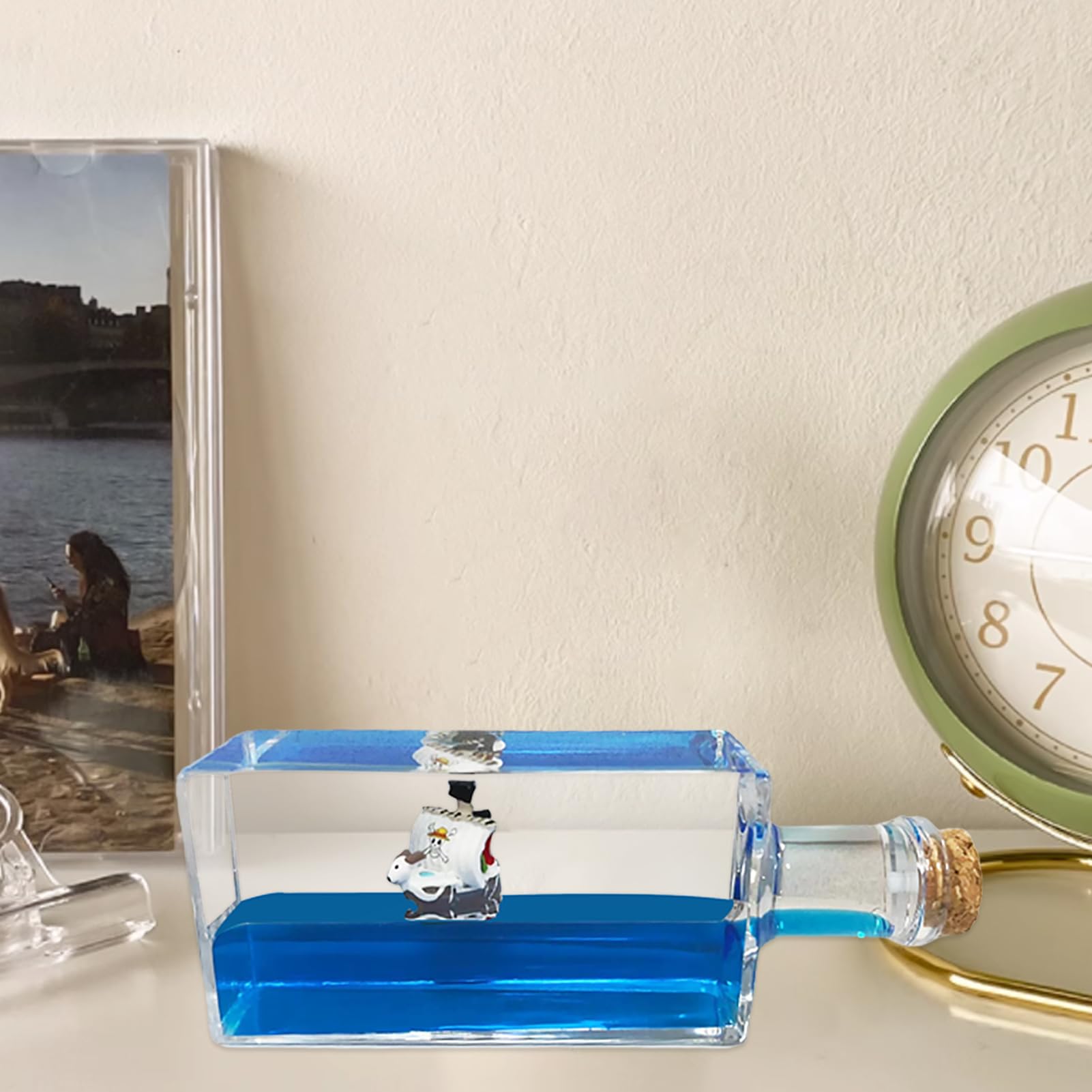 Going Merry Deko-Flasche, Schiffsmodell, Acryl, unsinkbar | Sanftes Schaukeln der Flüssigkeit wirkt entspannend, ideal zum Stressabbau am Schreibtisch, dekorativ für Büro und Zuhause