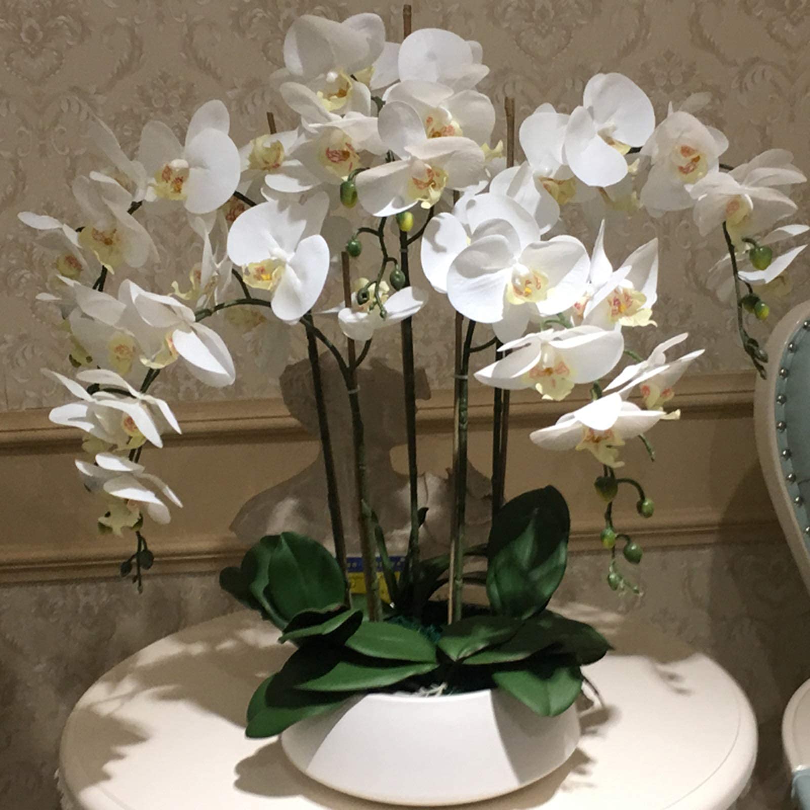 Künstliche weiße Phalaenopsis-Orchideen, 5 Zweige, weiße Schmetterlingsorchideen, Blumenarrangement mit weißer Keramikvase, für Zuhause/Büro/Salon.