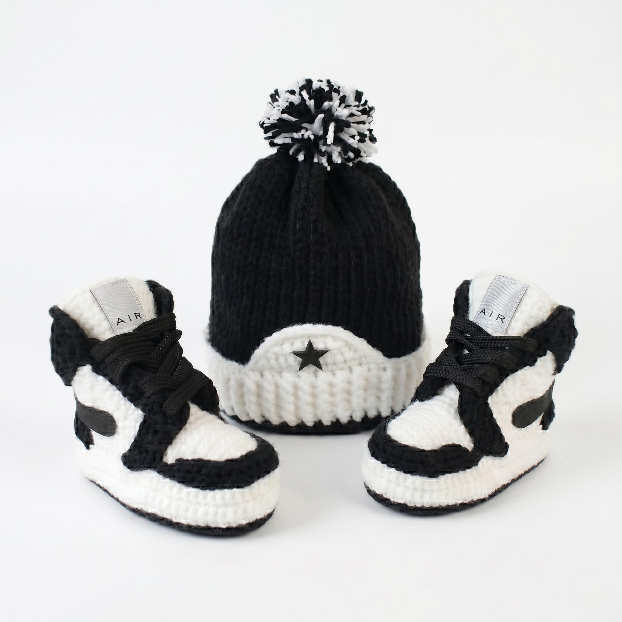 Häkel Baby Jordan Sneaker Booties und Mütze Set Schwarz Weiß für Neugeborene Jungen Mädchen, Basketball High-Top Krabbelschuhe, Heimkehr-Outfit, Babyparty Geschenk, 0-3M 3-6M 6-9M 9-12M