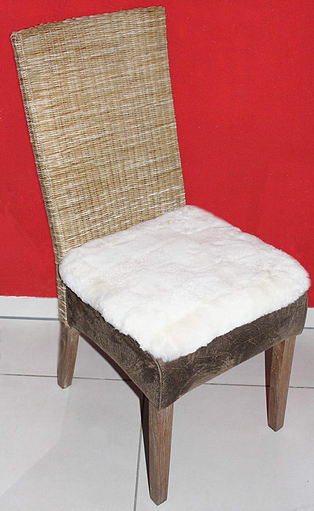 Lammfell Sitzkissen Stuhlauflage beige, super warm und weich (Rollstuhlauflage, Katzenbett, Deko Kissen, Sitzauflage fürs Auto)