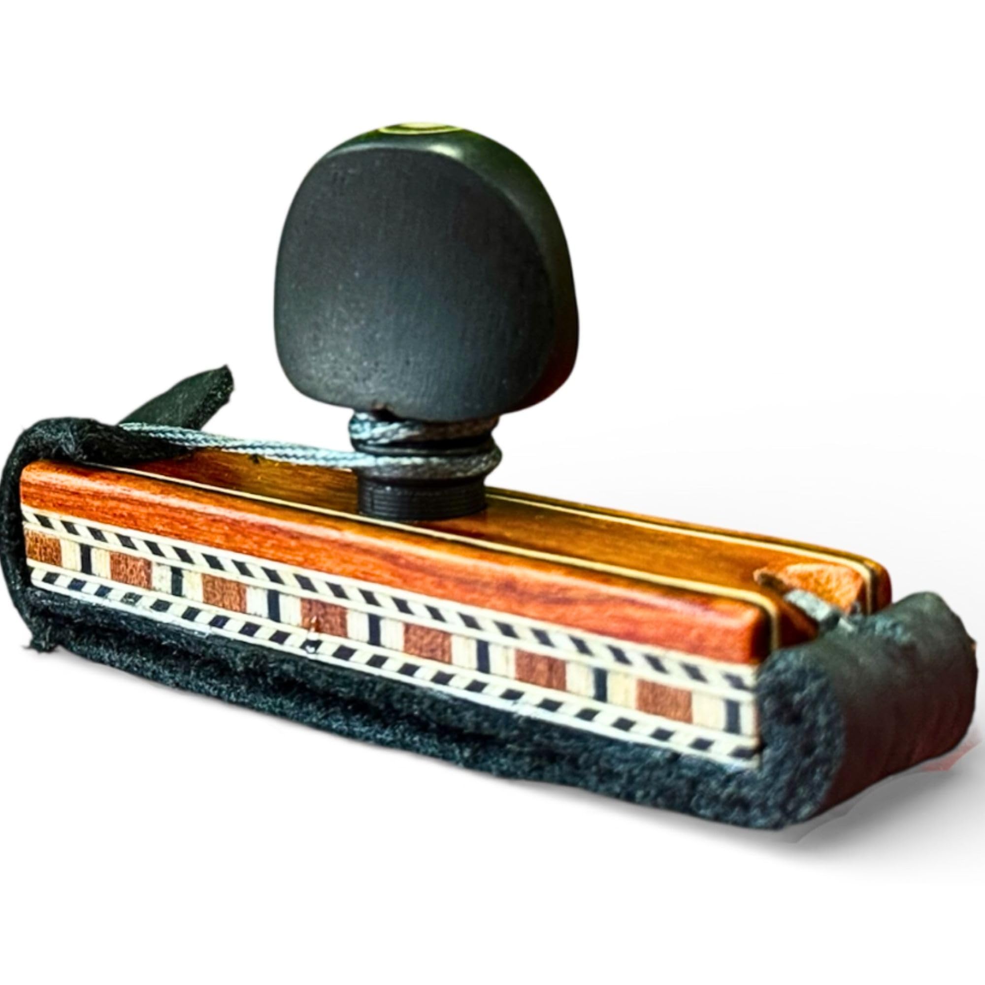 Cejilla Artesanal “La Moraína” para Guitarra Flamenca – Madera con Cenefa de Marquetería, Clavija de Ébano y Ajuste de Piel de Vaca, Cuerda Resistente