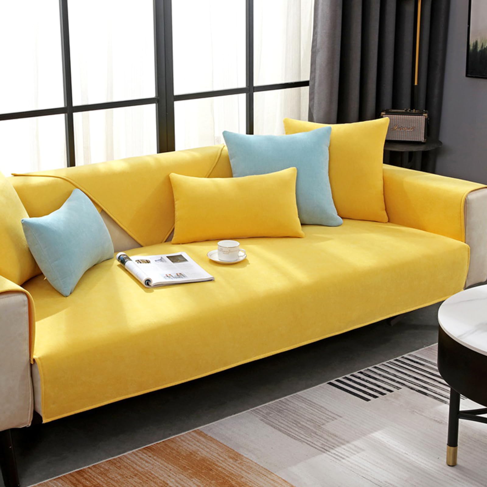 Housse de canapé jaune pour un salon chaleureux et bien protégé au quotidien
