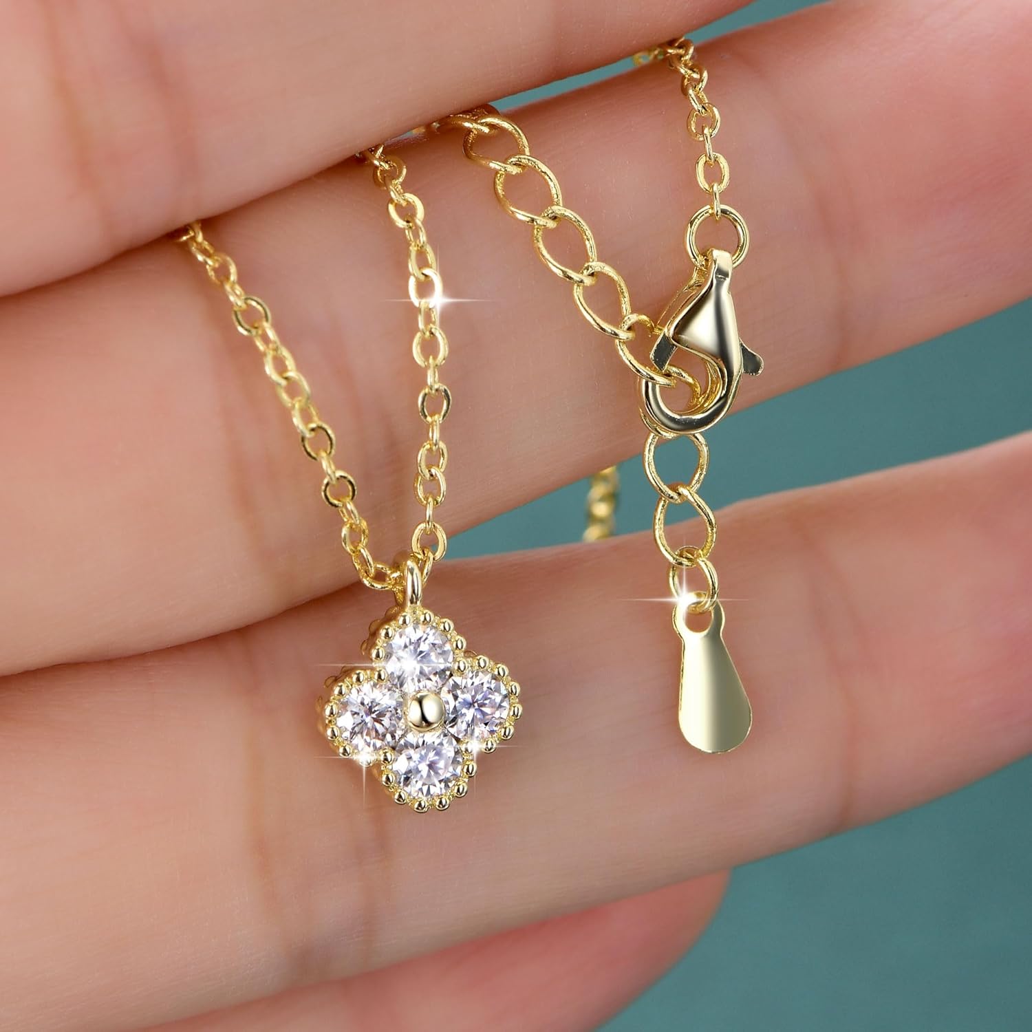 Clover Moissanite Pendant Necklace, 0.4cttw D Color VVS1 Lab Created Imitation Diamond 14K Gold Plated Four-Leaf Pendant for Women Mom Birthday Jewelry Gifts