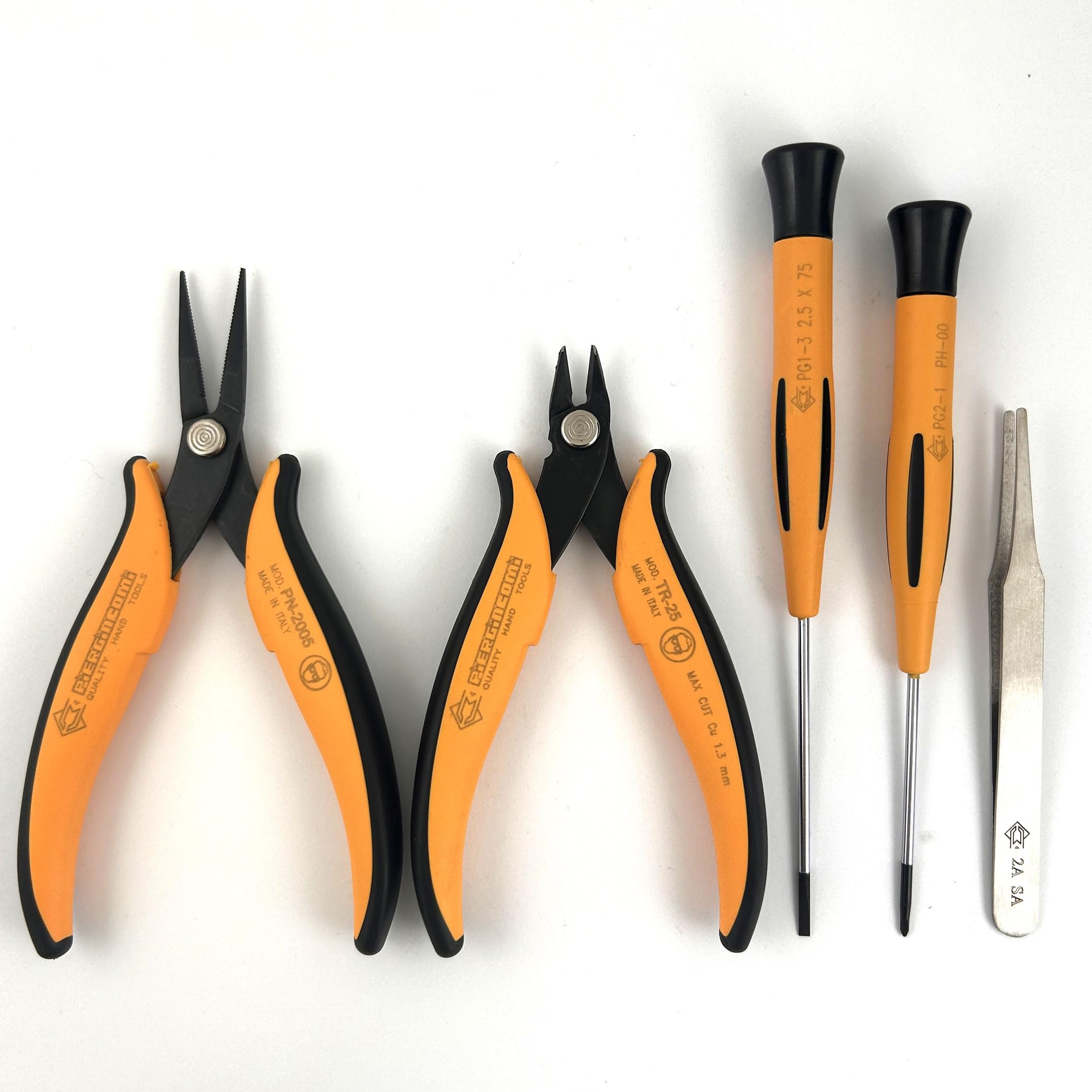 Set Composto da 5 Utensili – Pinza Becchi Lunghi, Utensile Taglio Raso, Pinzetta e 2 Giraviti di Precisione – In Astuccio Nylon Nero richiudibile – Made in Italy