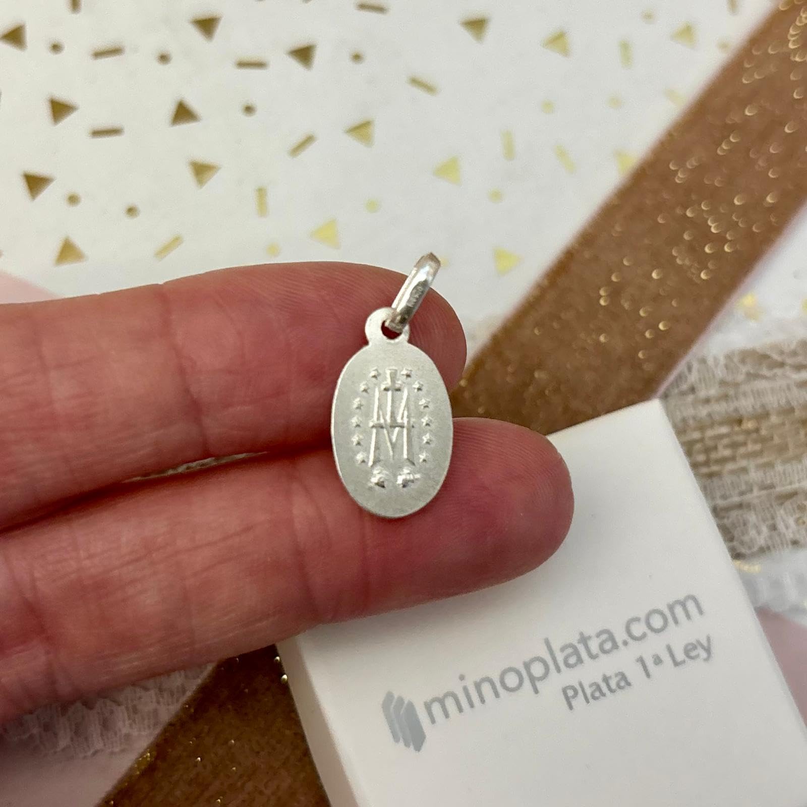 Medalla Virgen Milagrosa, Plata de Ley 925, Ovalada, Acabado a Dos Caras, 11x18mm, Colgante Religioso con Inscripción