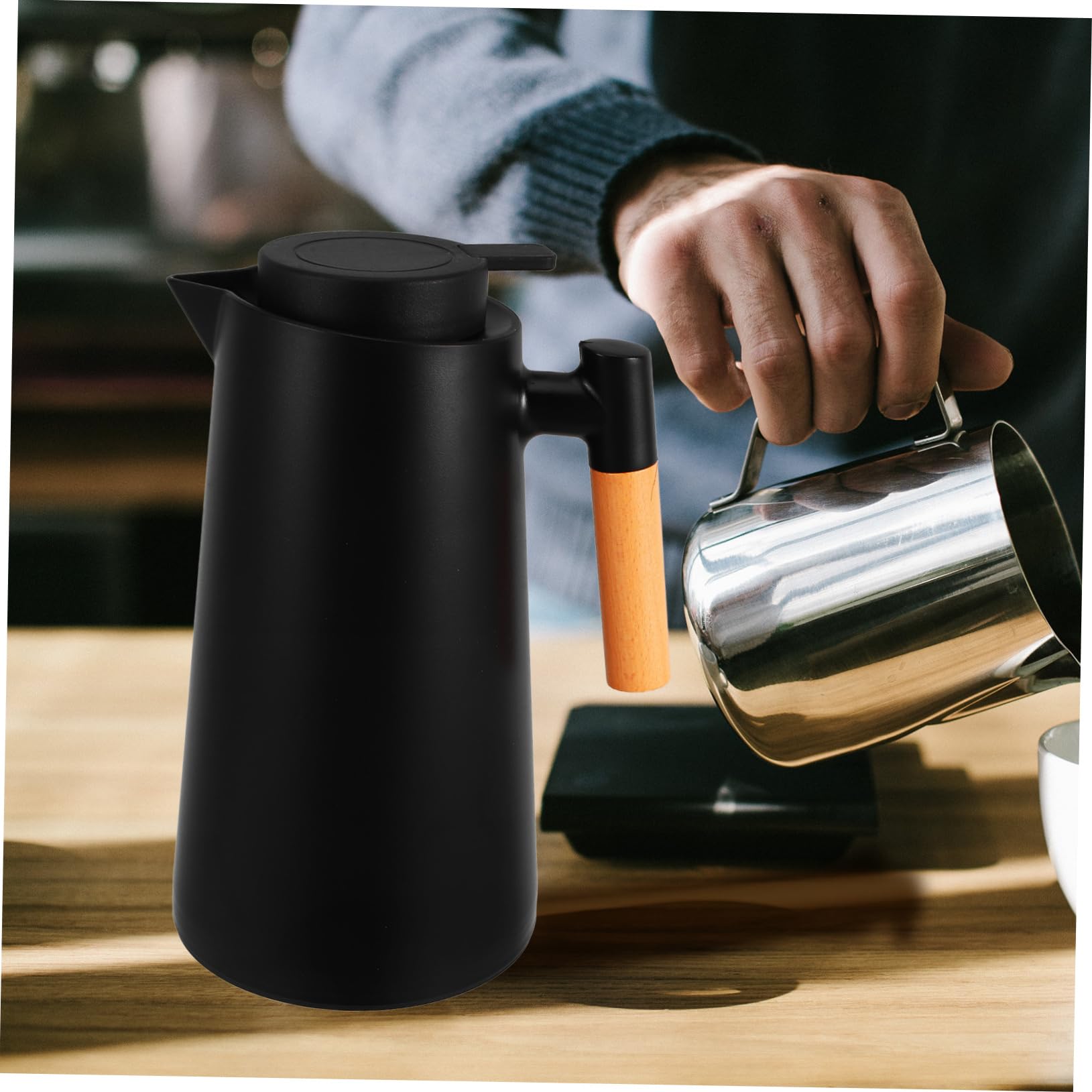 Thermoskanne aus Vakuumisolierte Kaffeekanne mit Griff für Heiße und Kalte Getränke Design für Zuhause und Büro