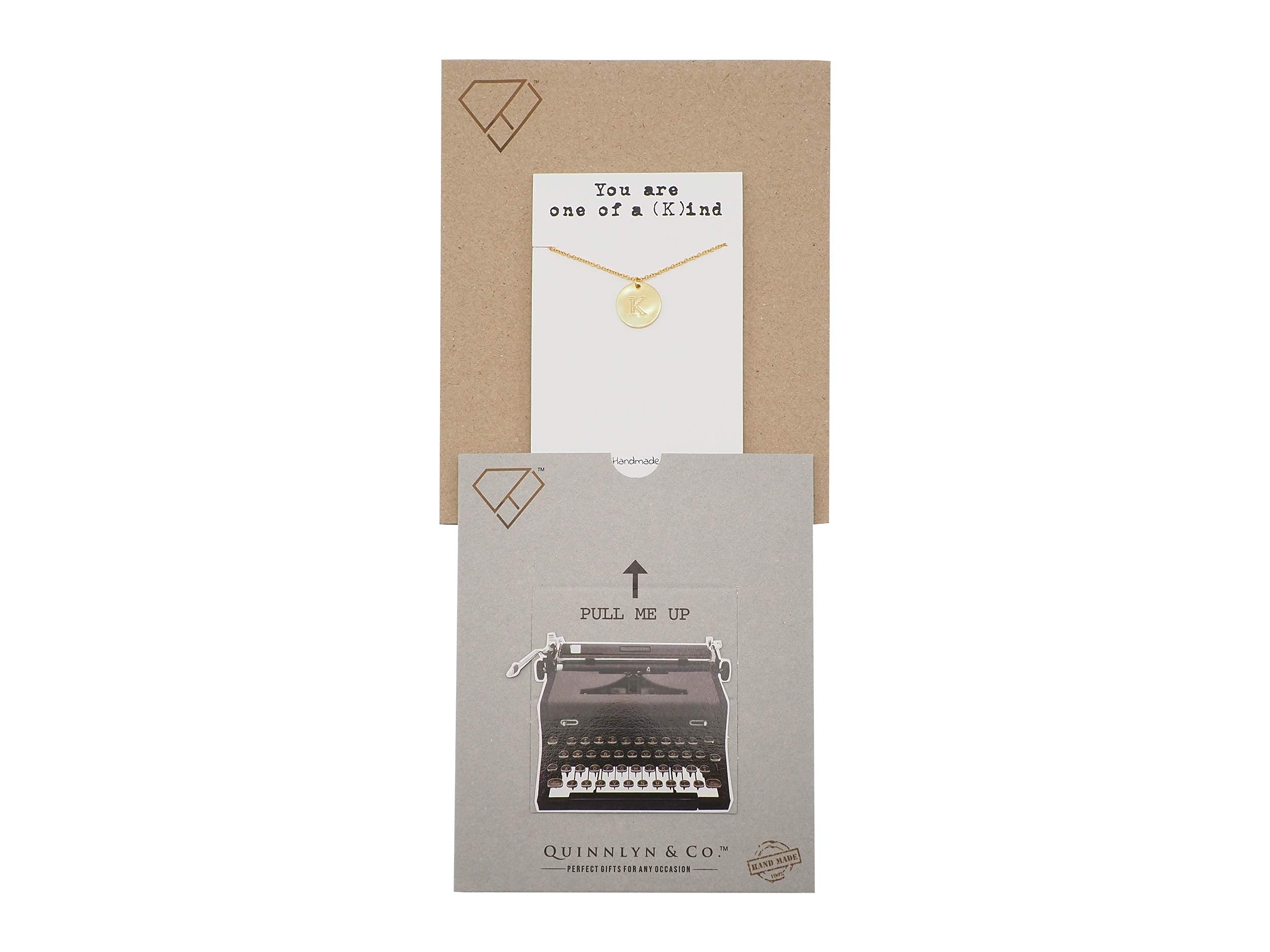 QUINNLYN & CO. Collana da donna con ciondolo rotondo con iniziale, con biglietto di auguri personalizzato, regalo regolabile per lei, da 40,6 cm a 45,7 cm, color oro