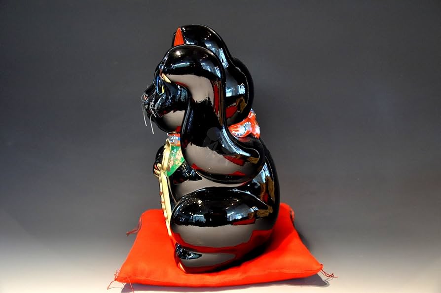 Amazon.co.jp: 常滑焼 招き猫 黒小判猫(左手) 10号 座布団付 [2800