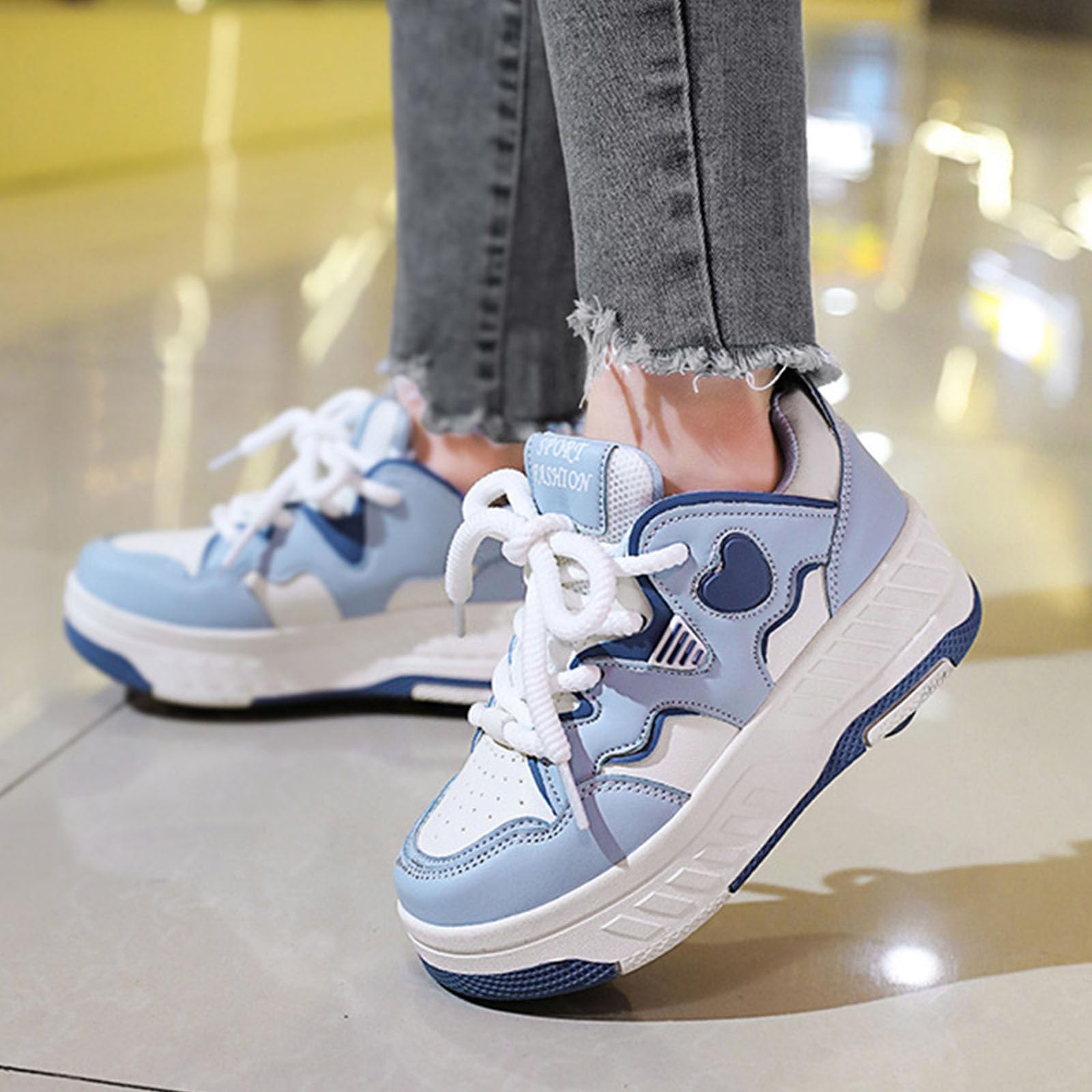 Surwin Chaussures roulettes Enfant, Style Cœur d'amour Chaussures de Skateboard Fille Garçon avec 4 Roues Désign à Lacets Basket à roulettes 2 en 1 Sneakers Roller Respirant