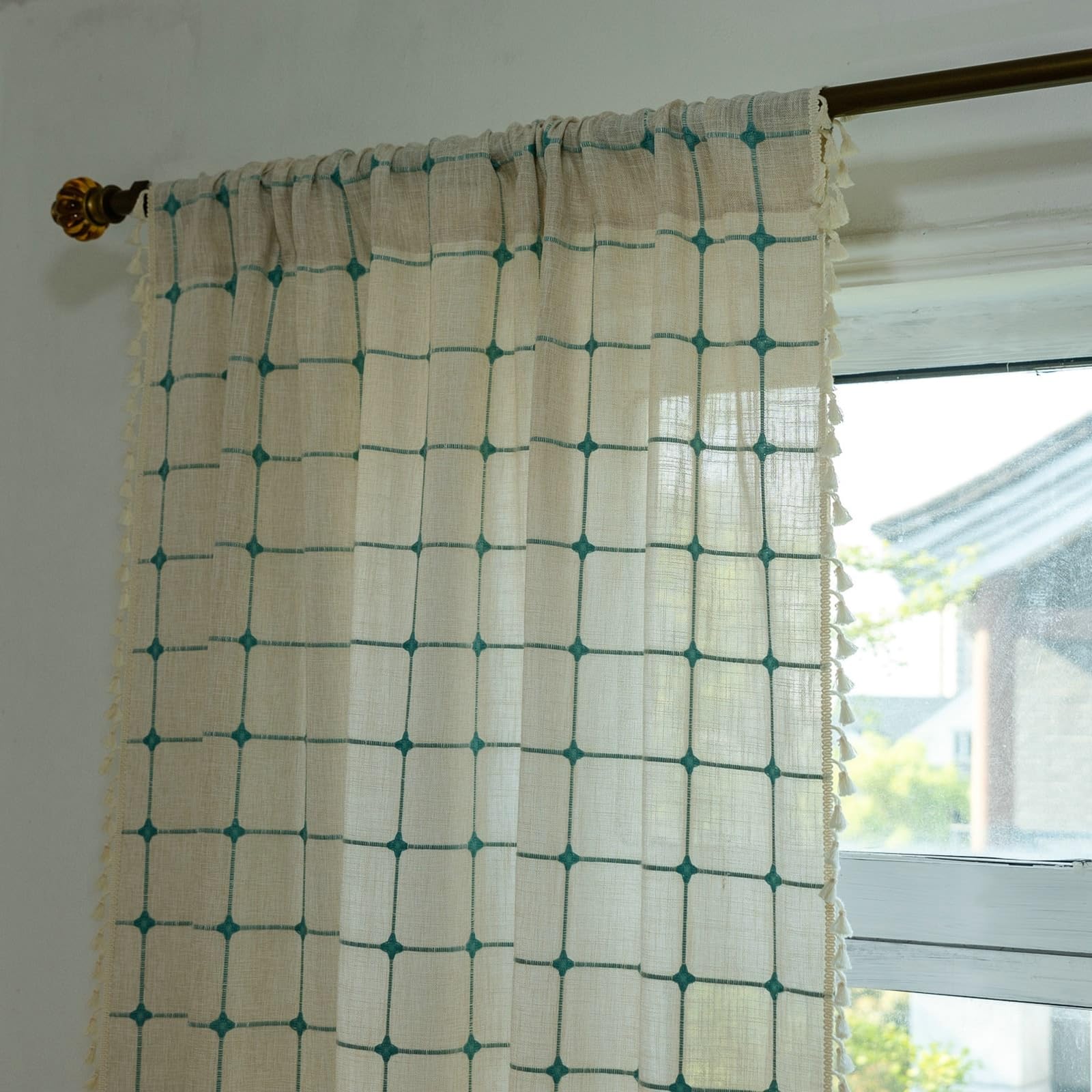 Visillos cortos de rejilla beige y azul para ventanas pequeñas de dormitorio