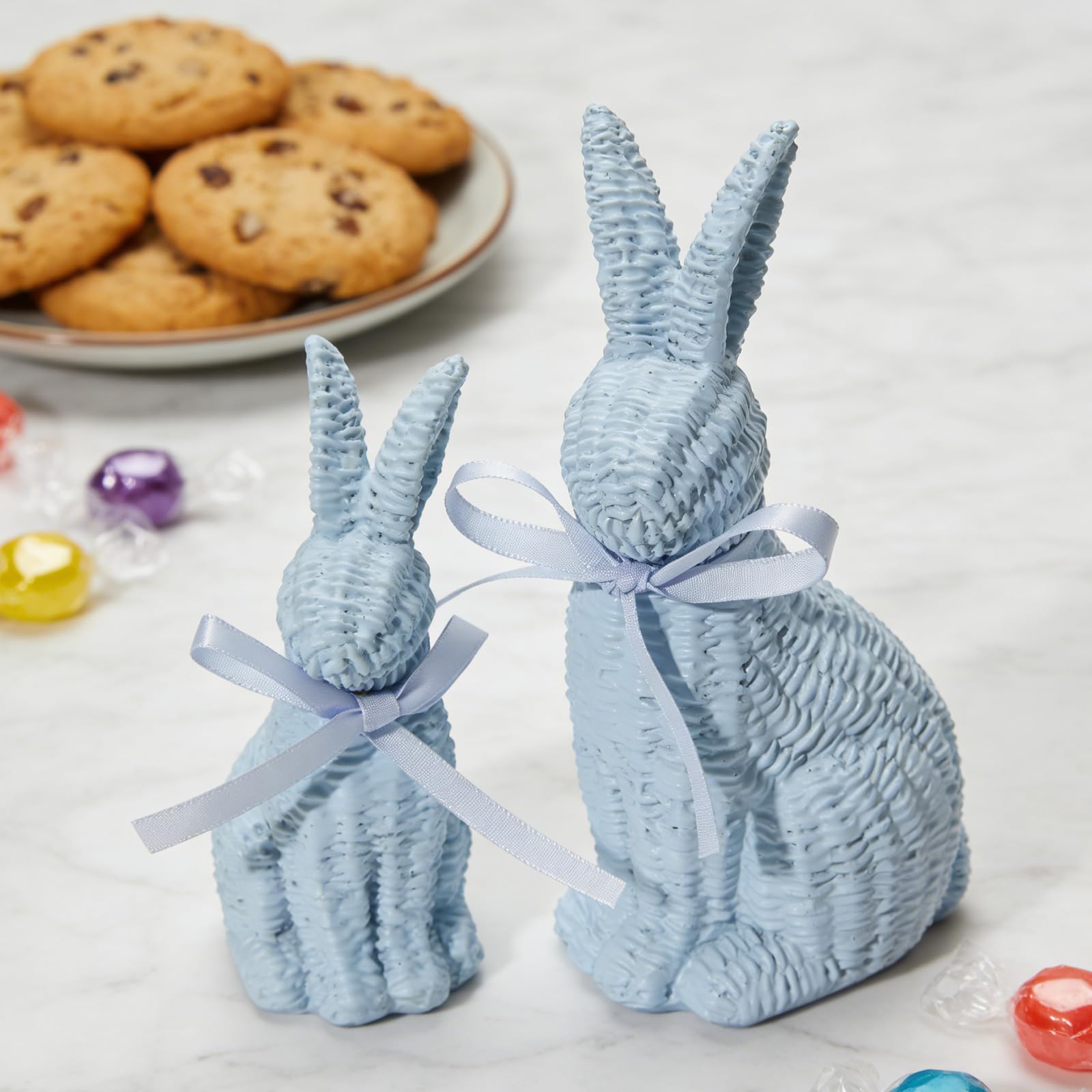 Juego de 2 figuras de conejitos de Pascua con efecto de ratán, estatuas de conejos para decoración de primavera para uso en interiores y exteriores, decoración de centro de mesa de primavera