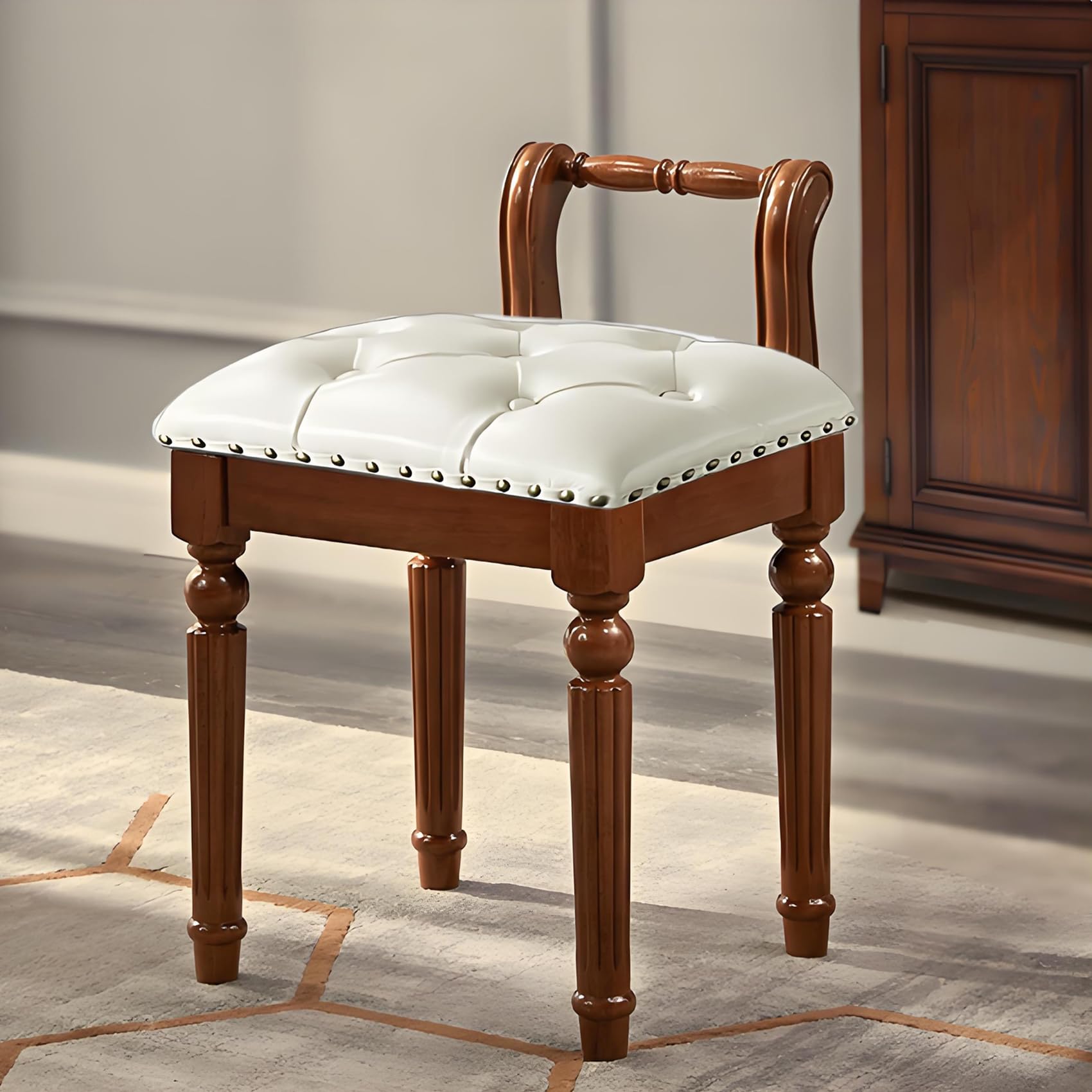 Pieds sculptés en bois massif pour ce tabouret de maquillage en cuir blanc