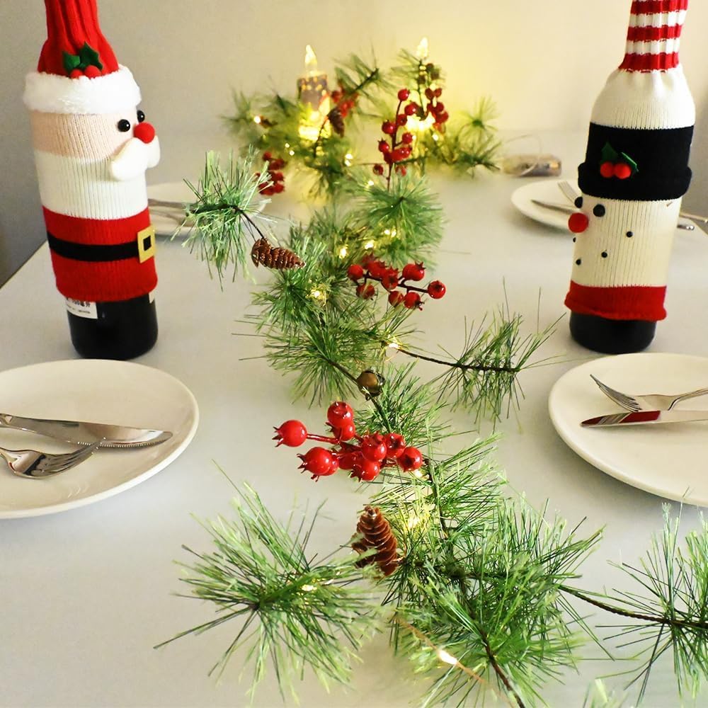 Guirlandes de Noël de 2 m avec 30 LED avec lumières - Guirlande de pin à piles - Guirlande de verdure artificielle - Décorations de Noël (baies rouges télécommandées + pommes de pin)
