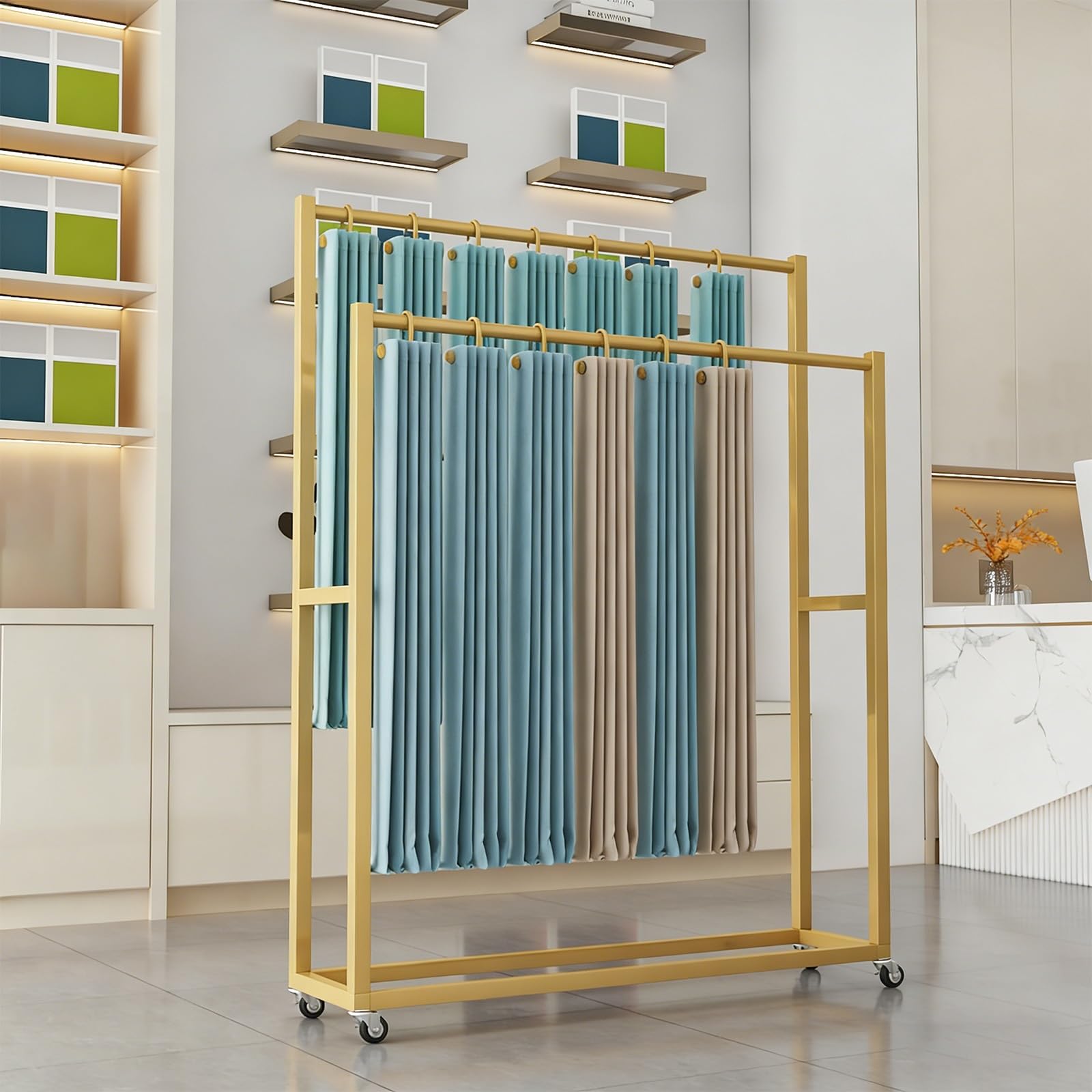 Aménagement d'atelier de couture avec le rangement de traitement de tissus suspendus
