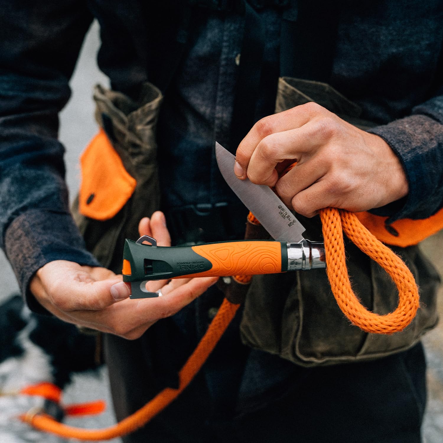 Opinel - N°12 Cuchillo Quitatizas Explore Naranja - Hoja de 10 cm de Acero Inoxidable, Mango de Polímero y Fibra de Vidrio, Silbato de 110dB, Alcance de 300m - Fabricación Francesa