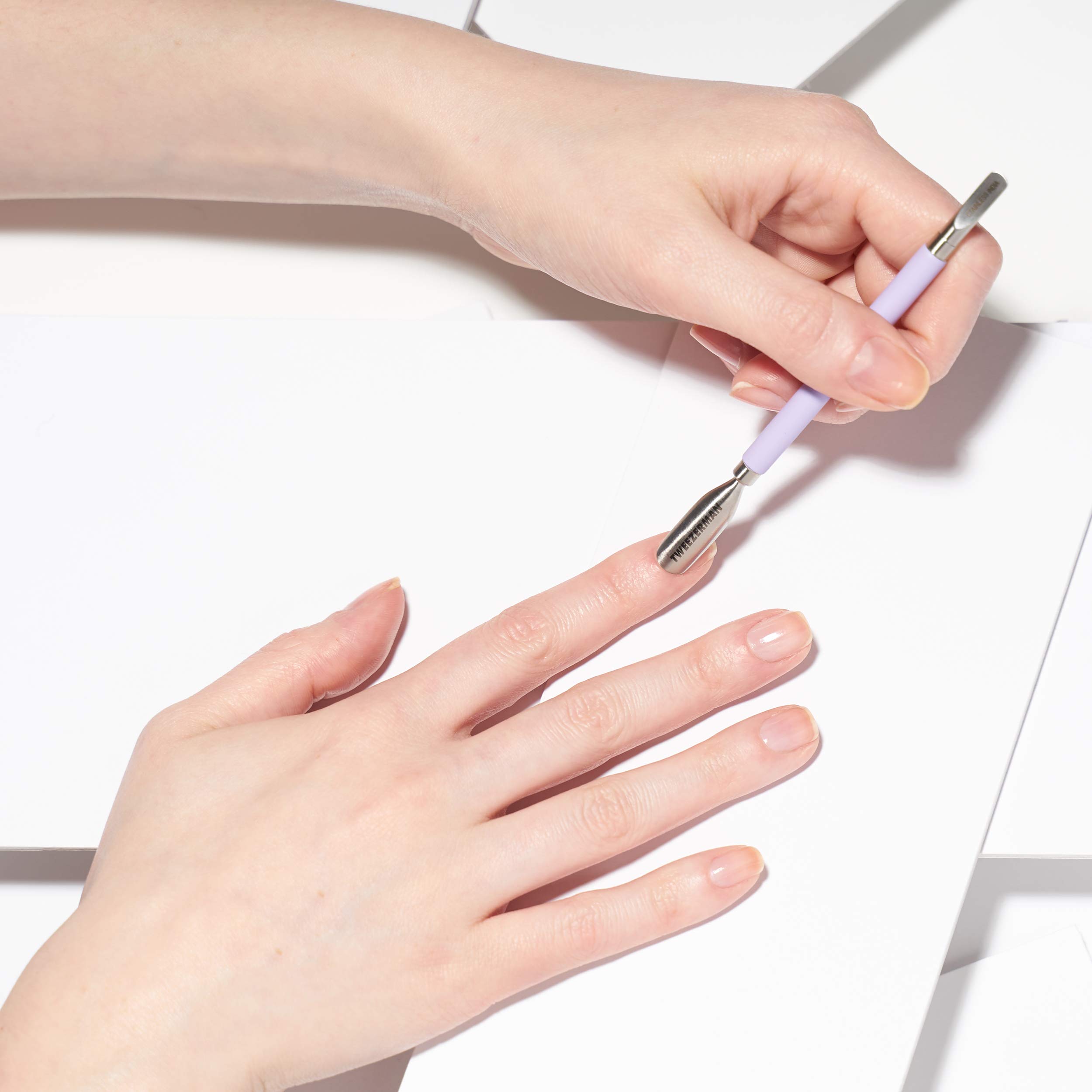 TWEEZERMAN Empujador de cutículas (herramienta doble para empujar suavemente y eliminar cutículas e impurezas, mango ergonómico, acero inoxidable)