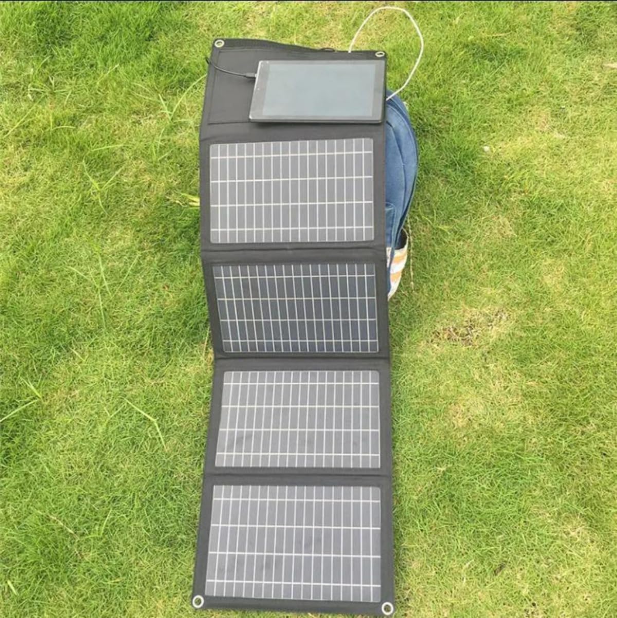 Chargeur solaire monocristallin 28 W, panneau solaire portable ultra fin à 4 volets avec charge rapide pour le camping, les téléphones et les aventures en plein air
