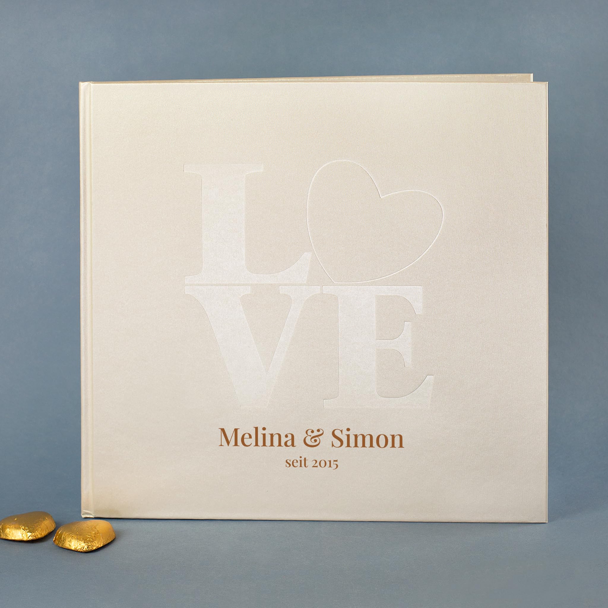 Herz & Heim® Personalisierbares Gästebuch zur Hochzeit – Edles Design mit LOVE-Prägung – Hochzeitsbuch für Erinnerungen – 176 Seiten – Hochzeitsalbum „Love“ mit Namen & Datum