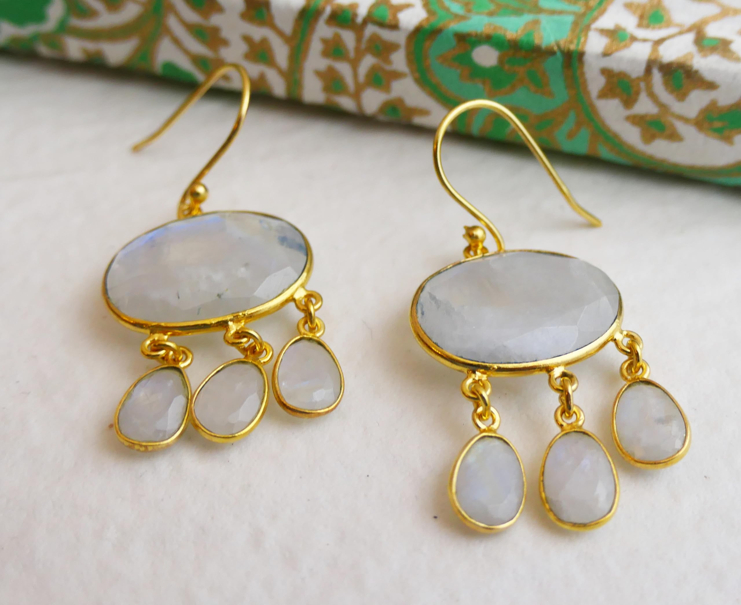 Aretes colgantes de plata esterlina chapados en oro con forma de candelabro de Piedra de la luna