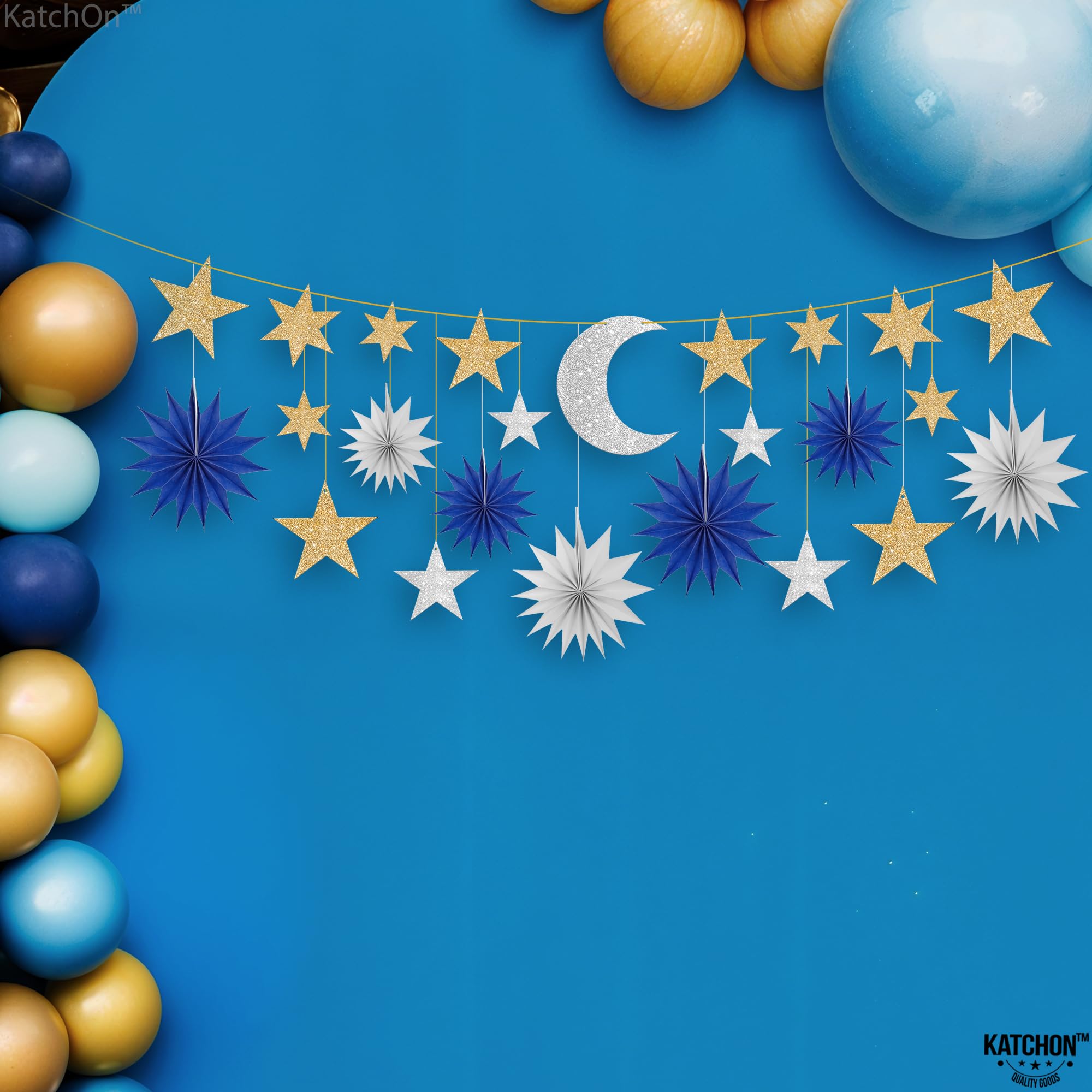 KatchOn, Suministros de fiesta de Año Nuevo 2025 – Paquete de 4 | Pancarta premontada, Feliz Año Nuevo | Abanicos de papel con estrella dorada y pancarta de luna para decoraciones de Feliz Año Nuevo