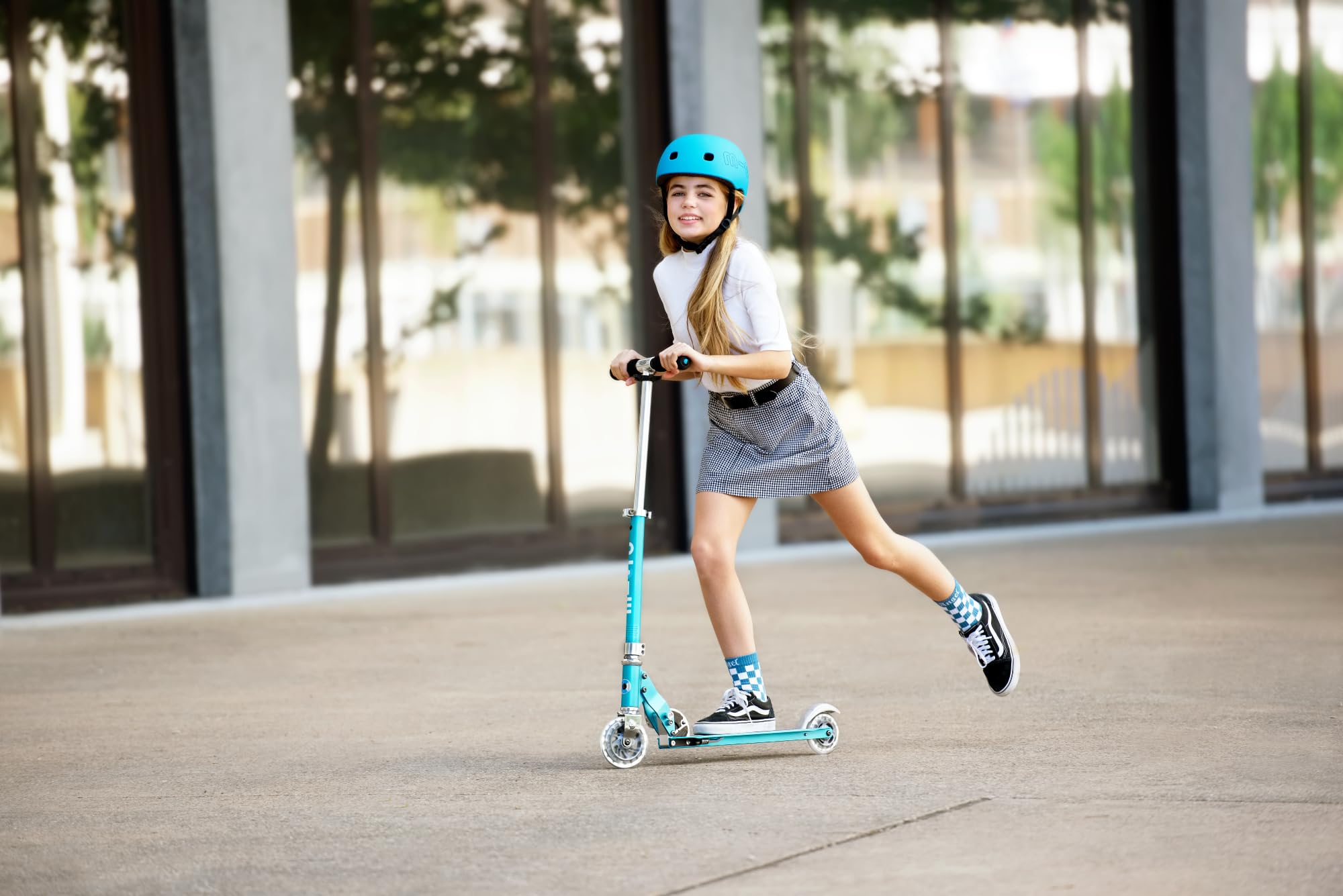 Micro® | Micro Sprite LED Scooter 2 Ruedas Niños | Patinete y Puños Plegables | Ruedas con iluminación LED | Ligero y Regulable en Altura | +5 Años | Niños y Niñas