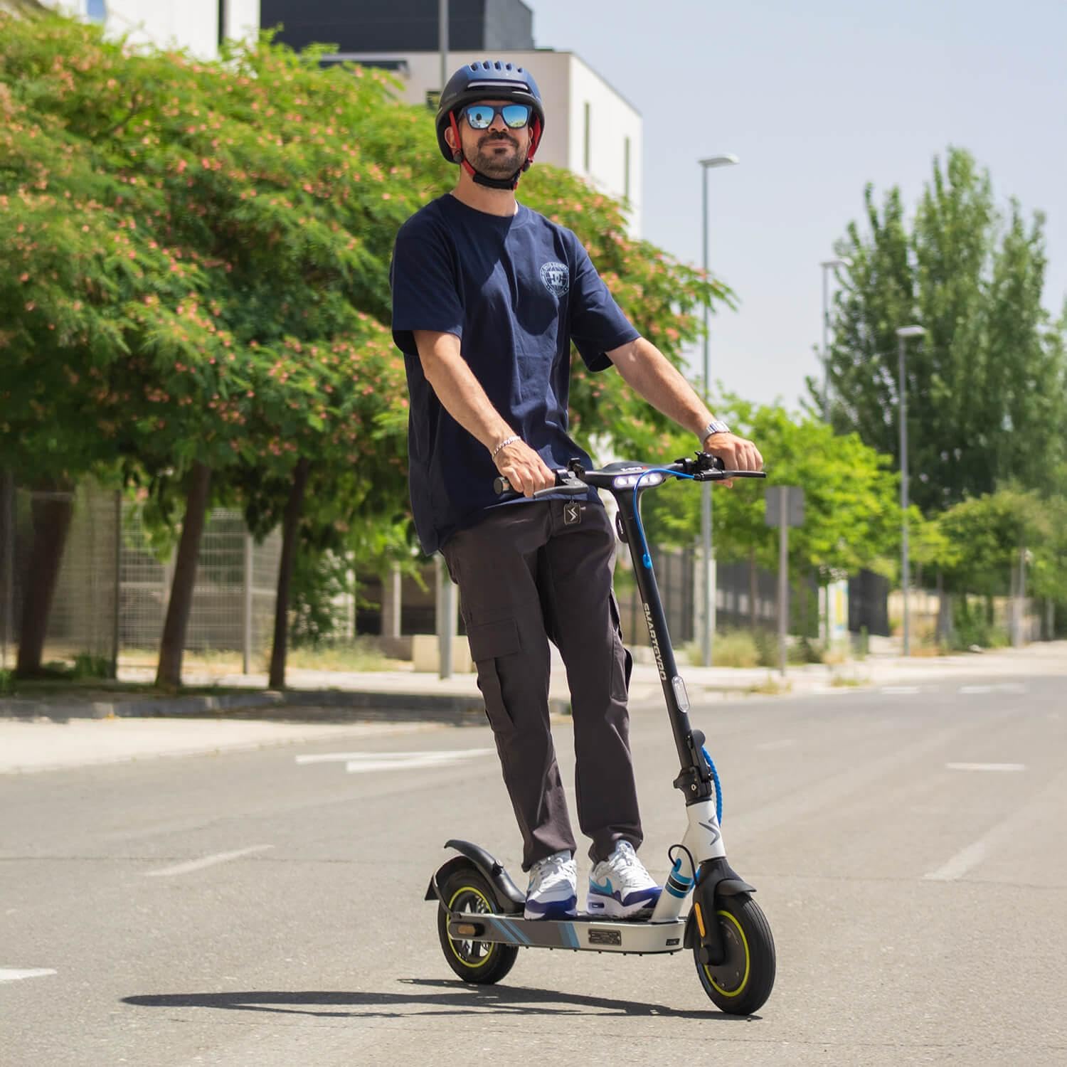 smartGyro Z-One Blue - Scooter électrique certifié 36V, Puissance maximale 400W, Batterie 8Ah, autonomie 30Km, Roues pneumatiques 10", Triple freinage, Application, certifié DGT, deuxième génération