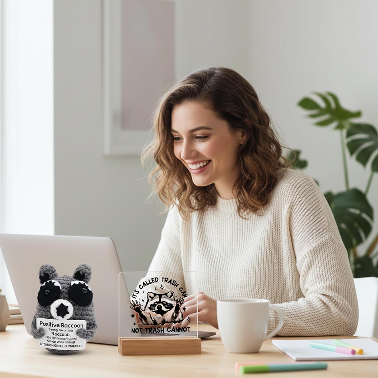 2PCS Raccoon Gifts Set, Crochet Animal Decor with Crochet Animals with Positive Messages, Handmade Trash Panda Figurines, Acrylic Raccoon Ornament for Home Decoration and Collectibles