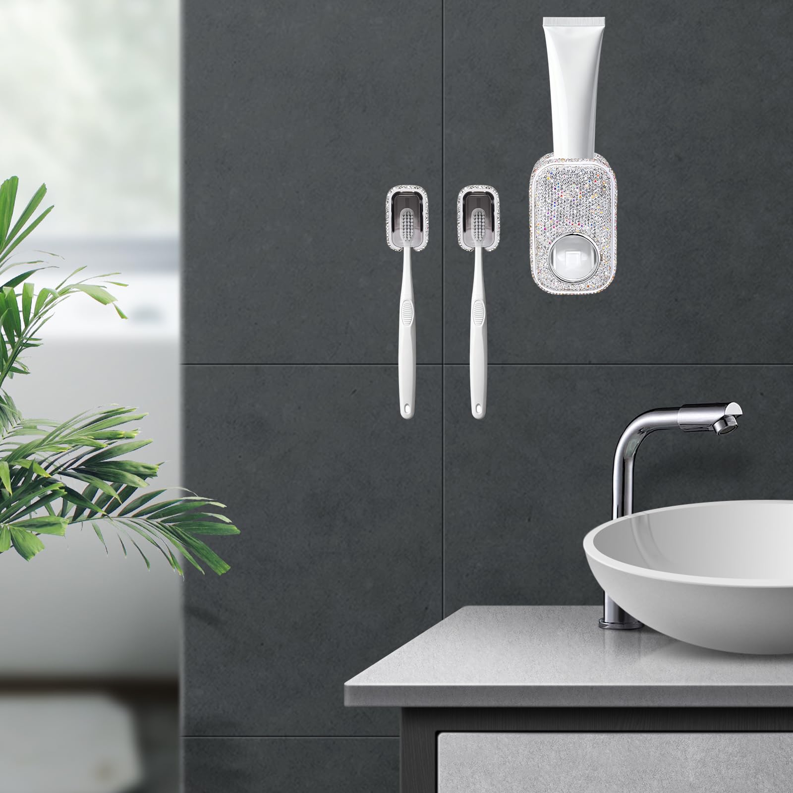 Bling - Juego de soporte automático para cepillo de dientes de pared para baño, diseño innovador de una sola ranura, 2 organizadores de cepillos de dientes brillantes con tapa, dispensador de pasta de