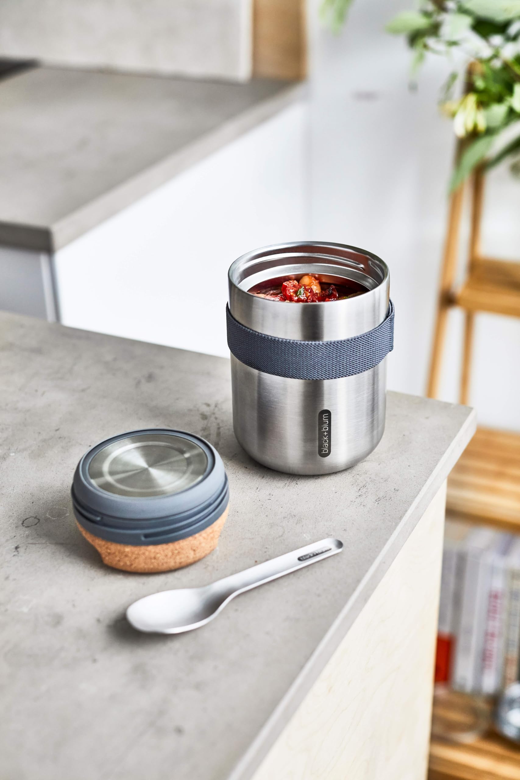 BLACK + BLUM Edelstahl Thermo Topf 550ml | Thermobehälter für Essen | 6h warm & 8h kalt | Auslaufsicher | BPA frei | Naturkork zur optimalen Isolierung | Warmhaltebehälter Essen mit Löffel