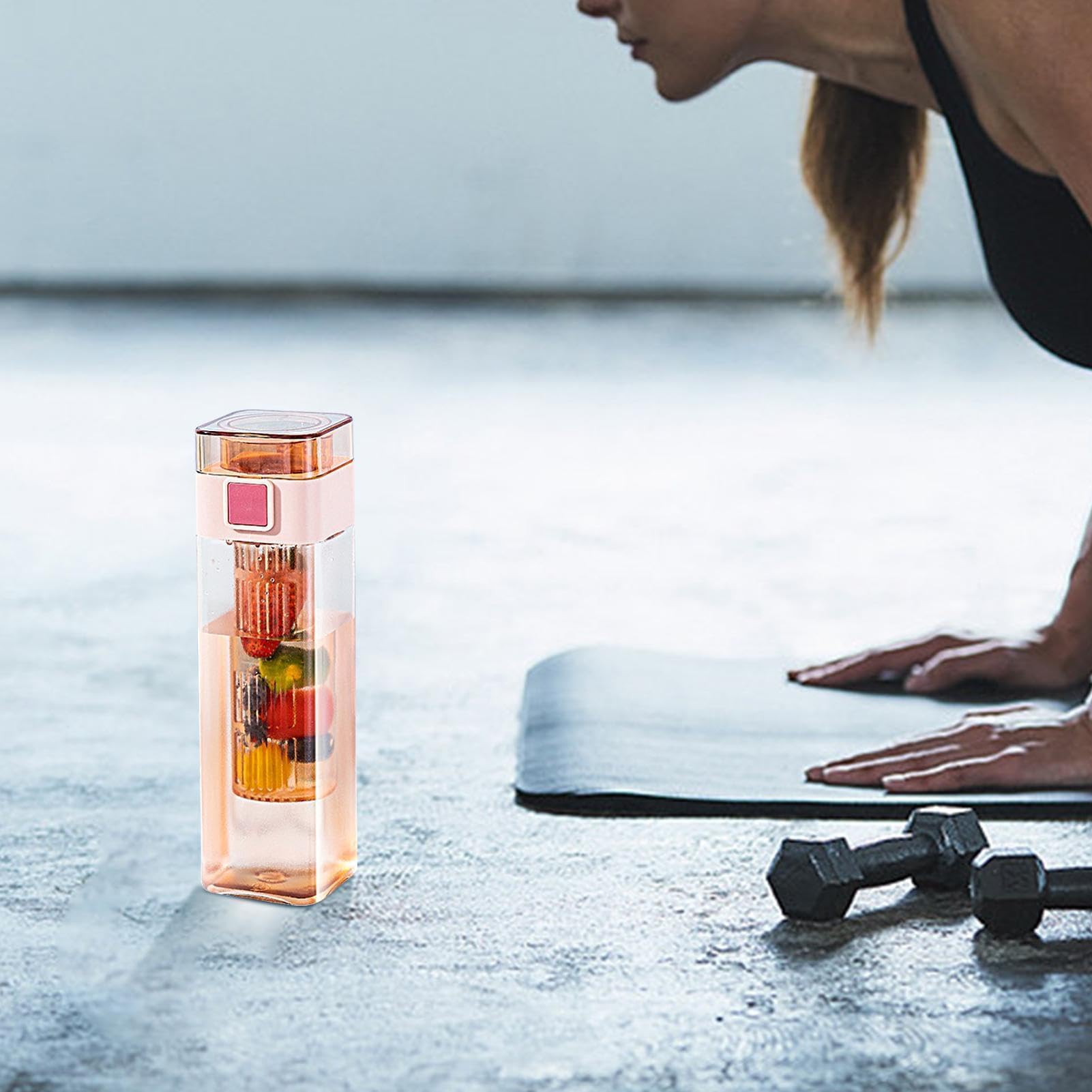 Wasserflasche mit Fruchteinsatz, quadratisches Design mit Infuser-Einsatz, ideal für Sport und Outdoor-Aktivitäten, BPA-frei, 680 ml Fassungsvermögen, perfekt für die Flüssigkeitszufuhr unterwegs