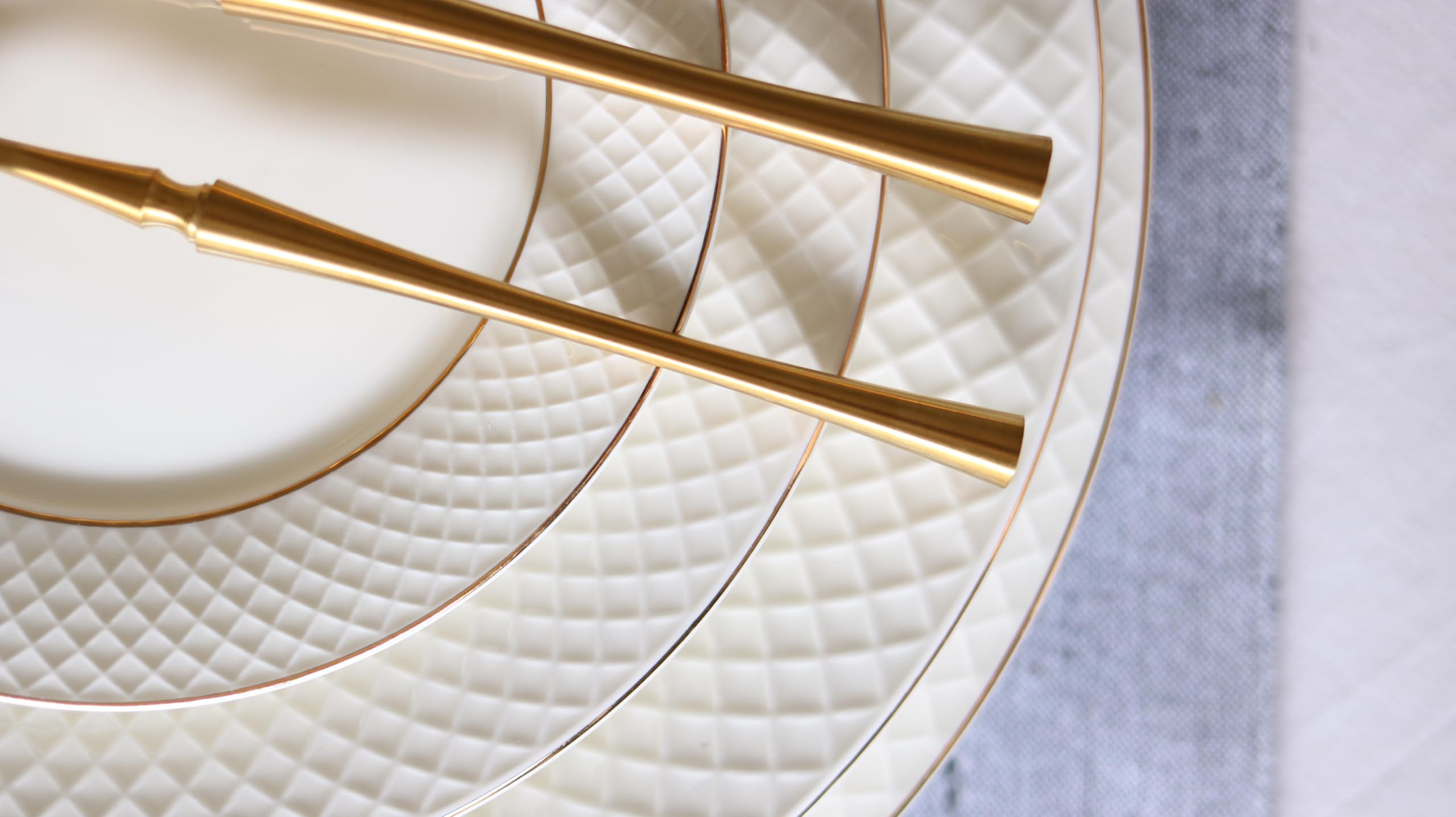 Wilmax – Platos con diseño dorado – 2 unidades – 28 cm de diámetro – Platos llanos de porcelana blanca – Platos llanos – Apto para lavavajillas – Platos de desayuno – Platos de pastel