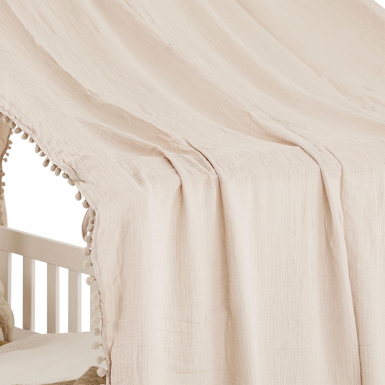 IDIMEX Hausbett-Vorhang LIAN 1 Stück, Beige – aus doppellagigem Musselin mit Pompons an den Seiten, 6 Schlaufen zum Befestigen, Bett Deko für Kinderzimmer, weich & atmungsaktiv