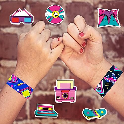 Miniatura 4 de 74 recuerdos de fiesta temática de los 80 contienen 24 pulseras temáticas de los 80, 50 calcomanías temáticas de los 80, decoraciones retro para