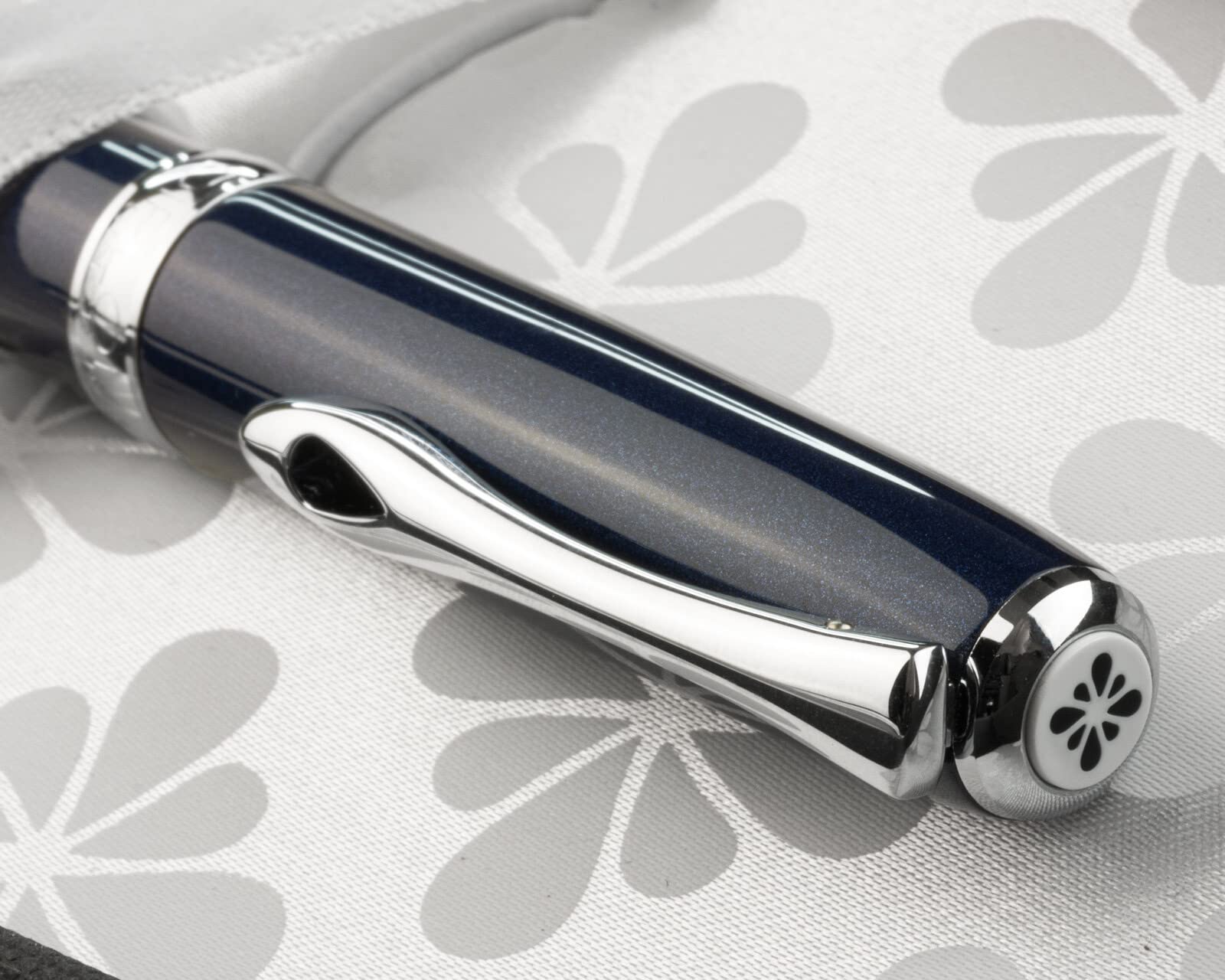 Diplomat Excellence A2 Midnight Blue Chrome, stylo-plume avec encre d'écriture et convertisseur, stylo-plume avec plume acier inoxydable force M, parure de stylos-plumes