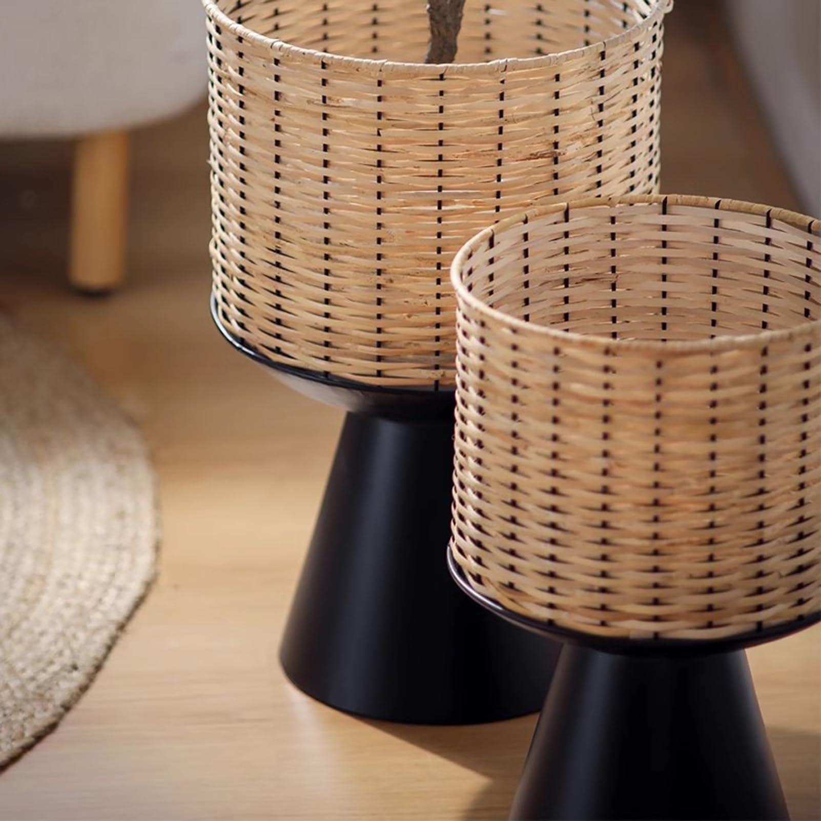 Portavasi in bambù intrecciato, portavasi rotondo in rattan, portavasi rustico in vimini per interni, ideale per decorare il balcone di casa.