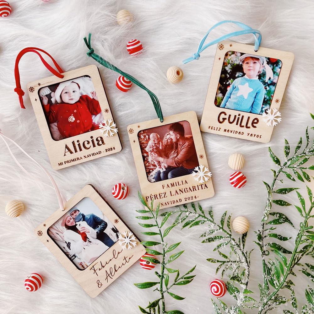 MONAMÍ - Bola de Navidad Personalizada con Foto en Madera Decorar tu árbol y Regalar. Varios Modelos de tipografía, Personaliza tu Texto y Color de Cinta a Elegir.