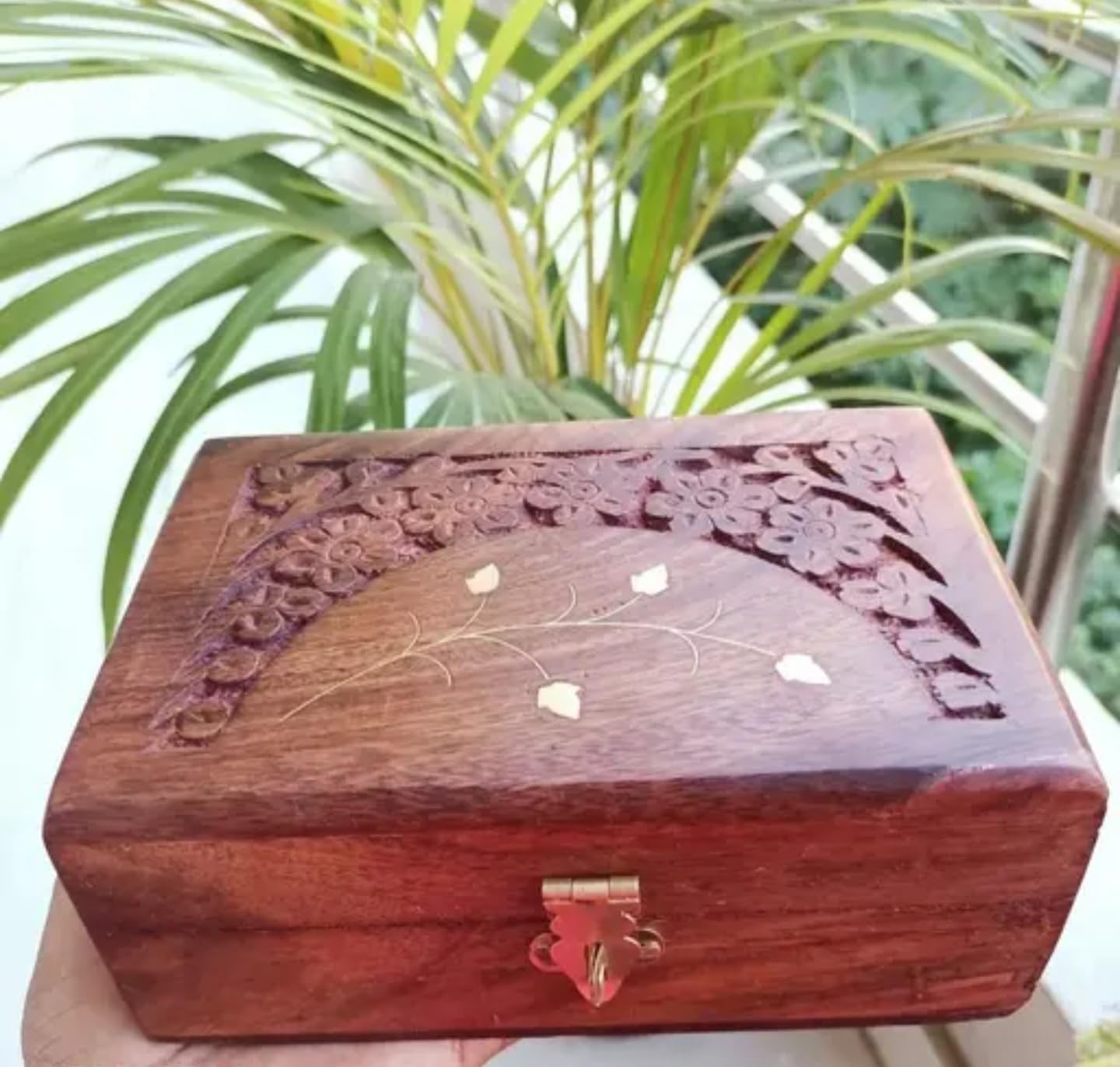 Boîte à bijoux en bois vintage sculptée main avec fermoir métal et fleurs