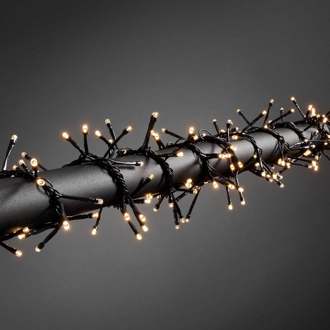 Konstsmide LED Büschelllichterkette Cluster, mit Lichtsensor und 6h und 9h Timer, 240 warm weiße Dioden, batteriebetrieben, Außen (IP44), schwarzes Kabel, 4 x D 1.5V (exkl.) - 3734-100