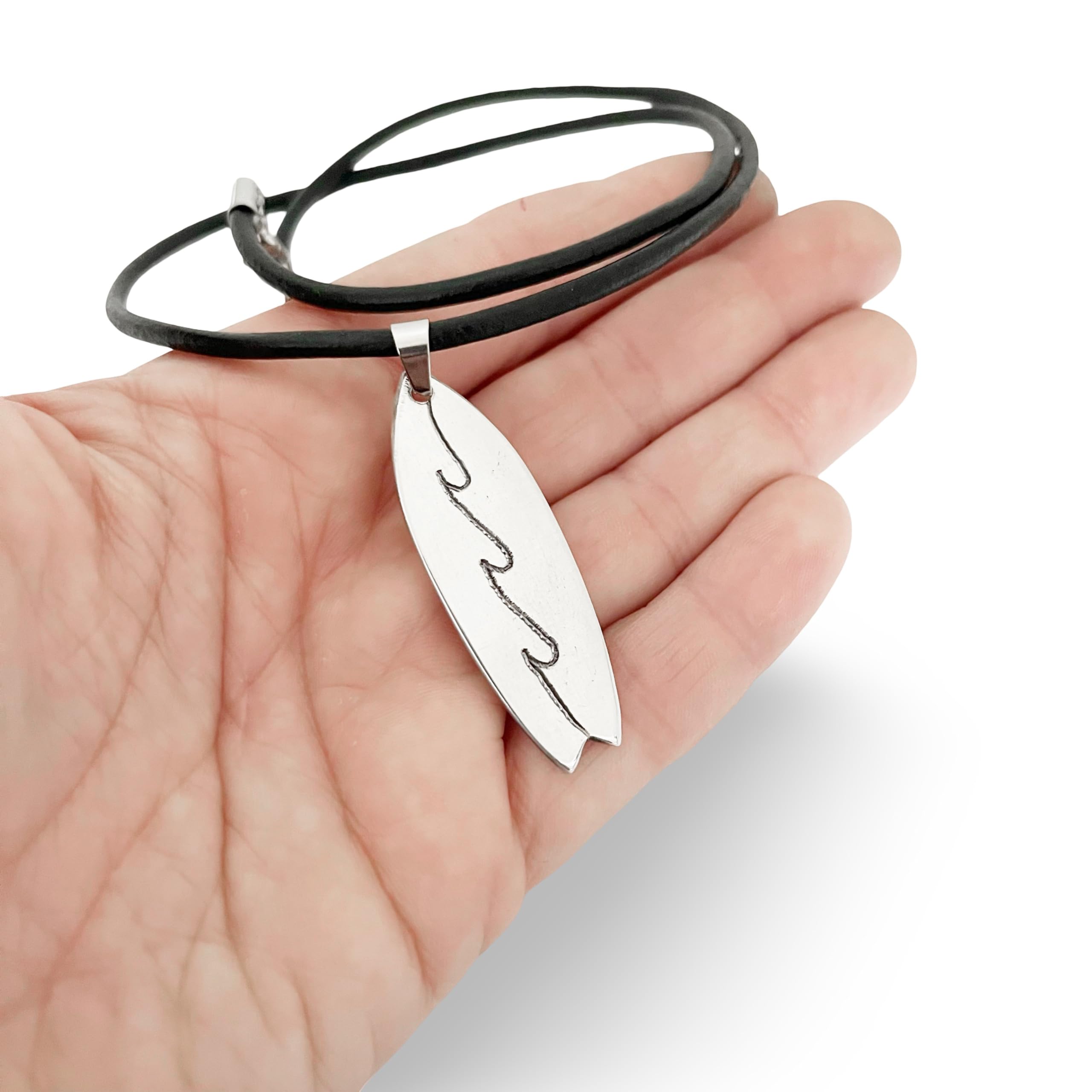 Colgante Tabla de Surf Personalizada de Aluminio con Grabado de Nombre - Joyería Surfera Artesanal Hecha a Mano - Regalo para Surfistas, Collar con Cordón de Cuero Negro 50cm, Diseño de Olas, Unisex