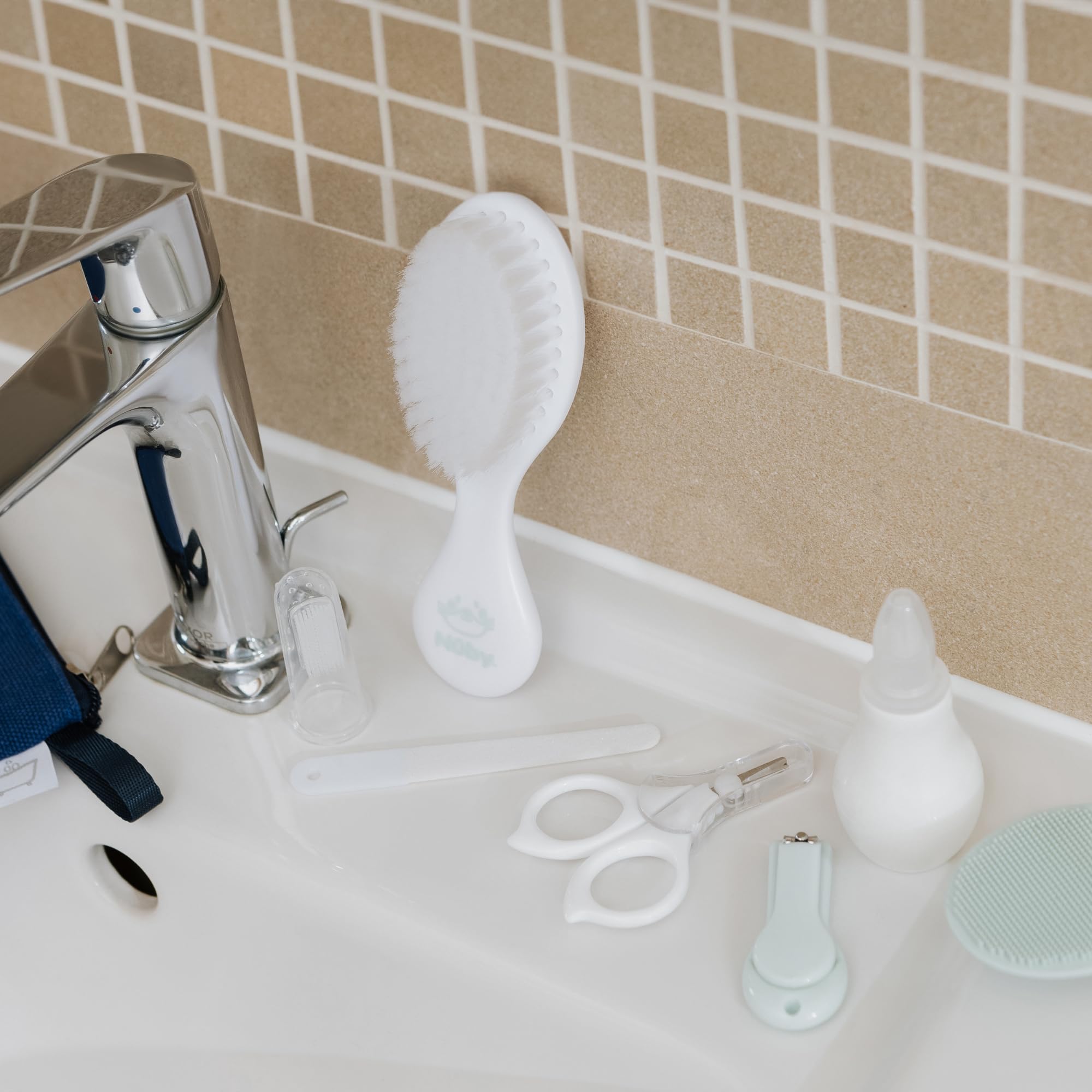 Nuby Kit de Soins pour le Bain de Bébé avec 8 Accessoires Essentiels | Sac de Voyage | Doublure Imperméable | Idéal pour les Voyages ou à la Maison