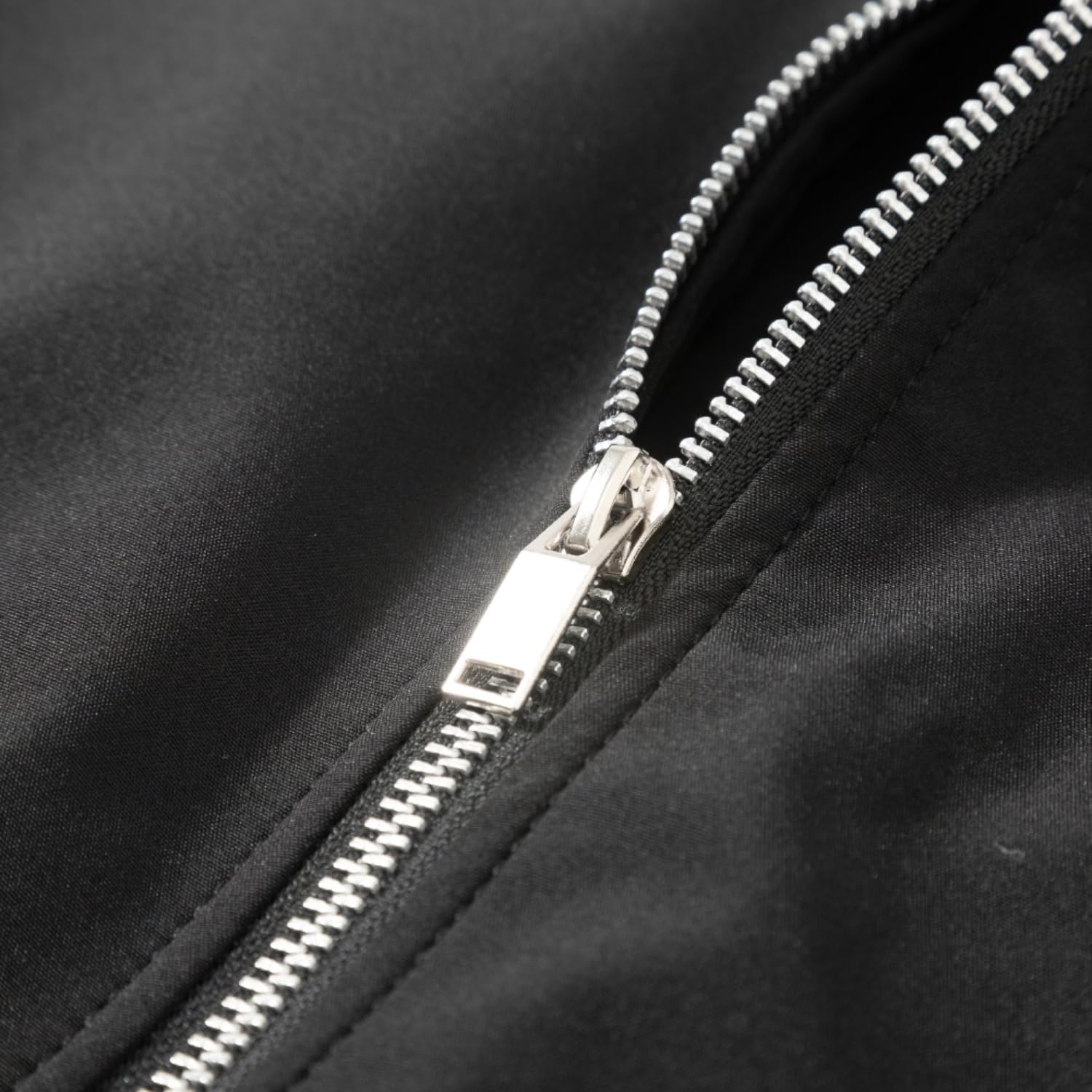 TLZC Jaqueta masculina casual universitária moderna corta-vento jaqueta bomber leve em promoção! Veja a oferta e mais achadinhos de Jaquetas & Casacos 5 Hoje é o melhor dia para comprar TLZC Jaqueta masculina casual universitária moderna corta-vento jaqueta bomber leve com aquele preço maroto! Promoção! Aproveite a oferta! 5